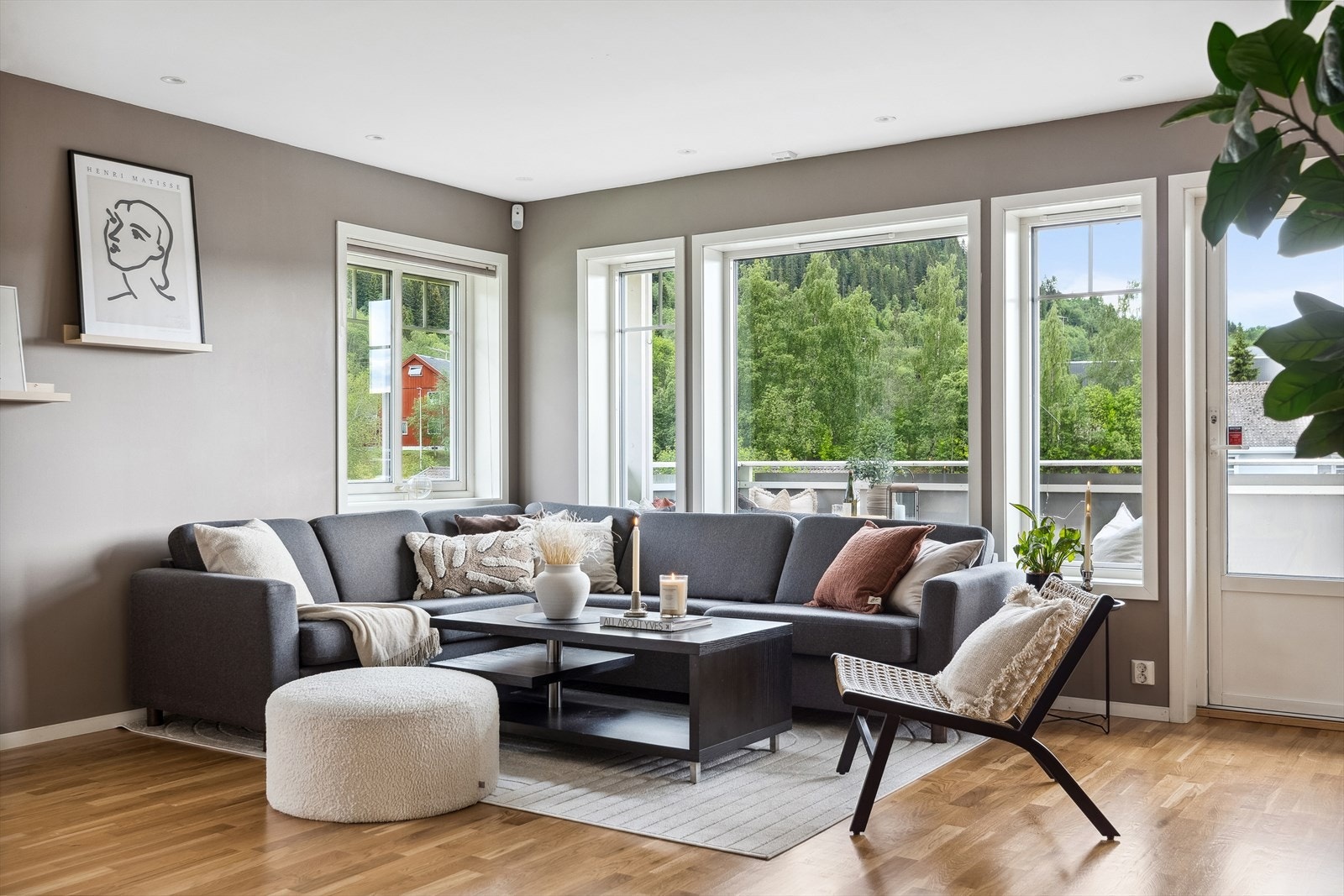 Dagslyset strømmer inn via store vinduer i to himmelretninger i hovedstuen. Galleribilde