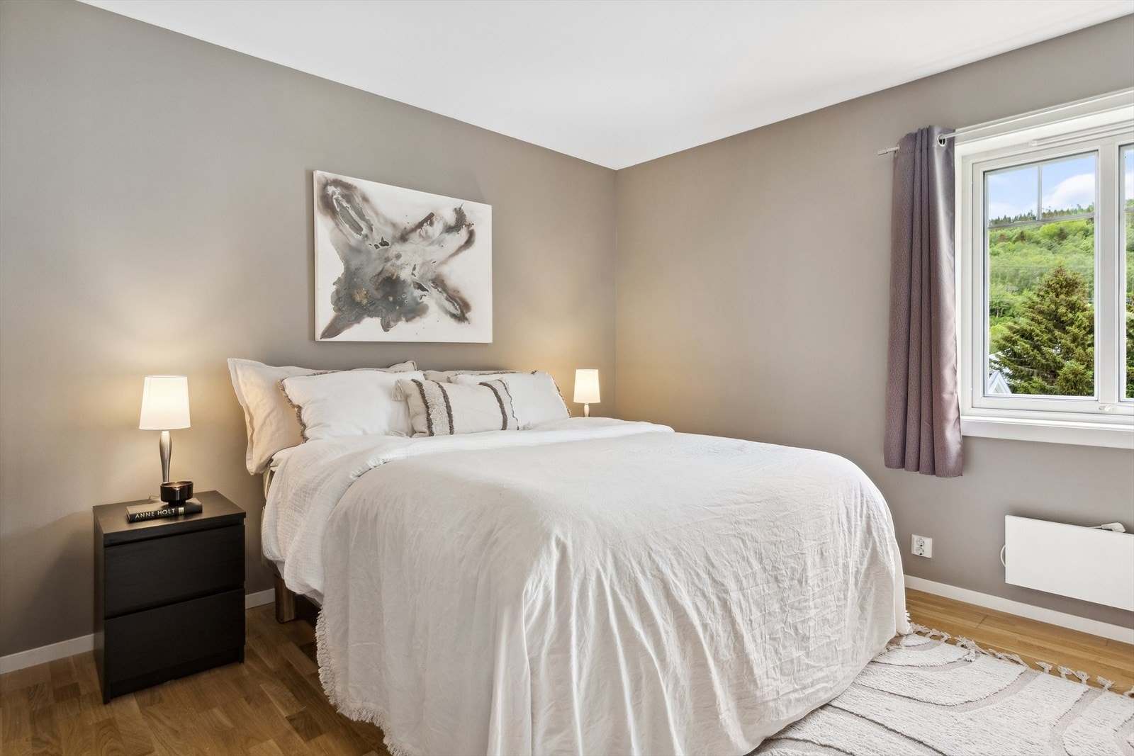 Det er tre gode soverom i boligens hoveddel, og soverommet i 2. etasje er på ca. 12 kvm. Galleribilde