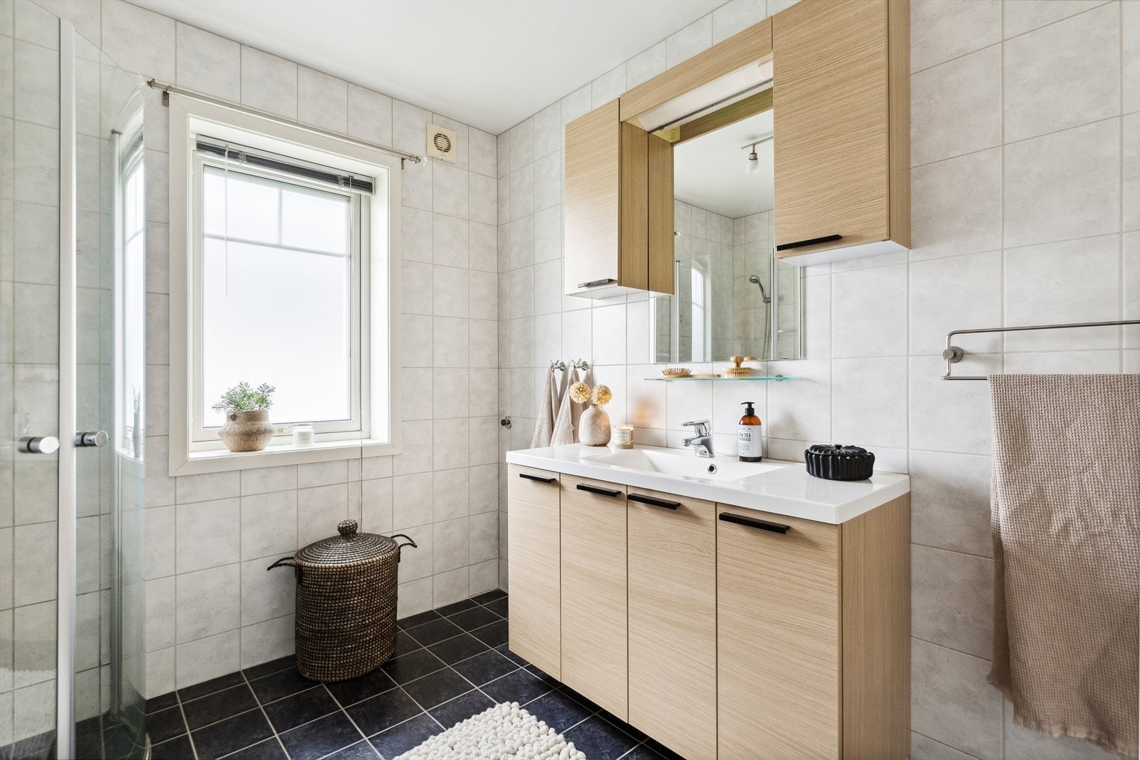 På badet i 2. etasje er det god oppbevaringsplass i en stilren innredning. Galleribilde