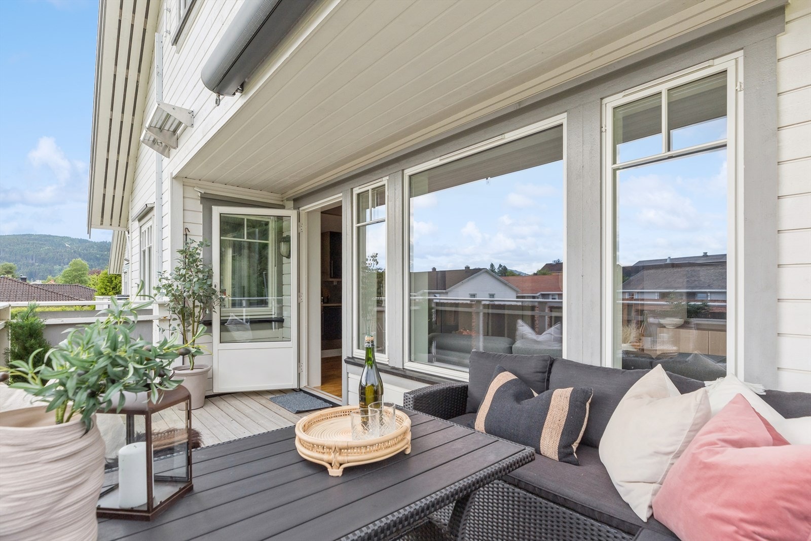 Boligen har utgang fra stuen til en dels overbygd, sydvestvendt balkong. Galleribilde