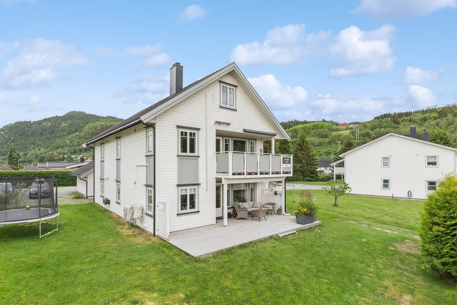 Det er boltreplass for familiens minste i en stor, felles hage. Galleribilde