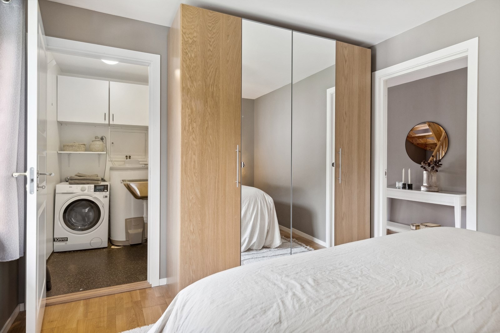 Soverommet i 2. etasje har adkomst til et separat vaskerom på ca. 2,5 kvm. Galleribilde