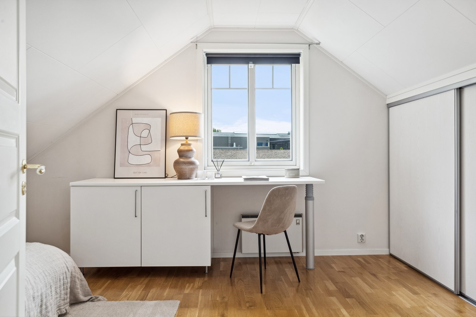 Begge soverommene i 3. etasje er på ca. 11 kvm, og har plassbygde skyvedørsgarderober. Galleribilde