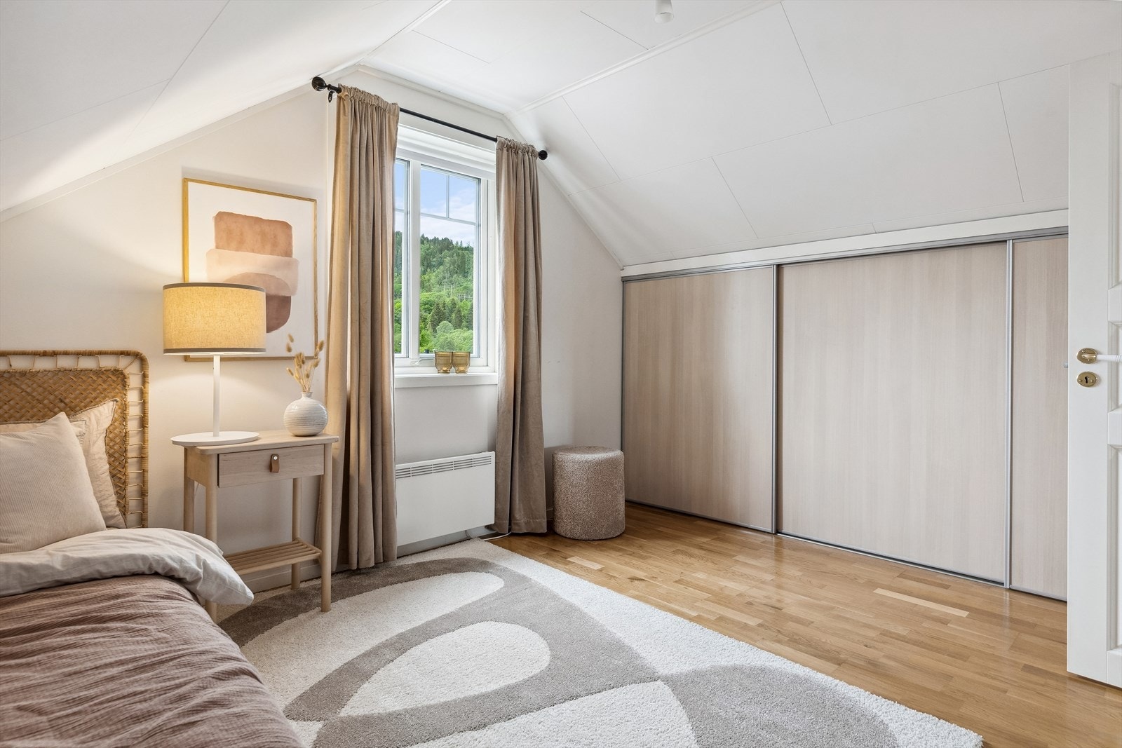 Soverommene i andre etasje er holdt i stilrent hvitt på vegger og i skråhimling. Galleribilde