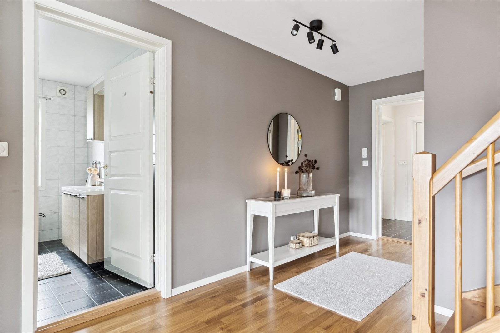 I 2. etasje i hoveddelen er det et pent, helfliset bad på ca. 7 kvm. Galleribilde