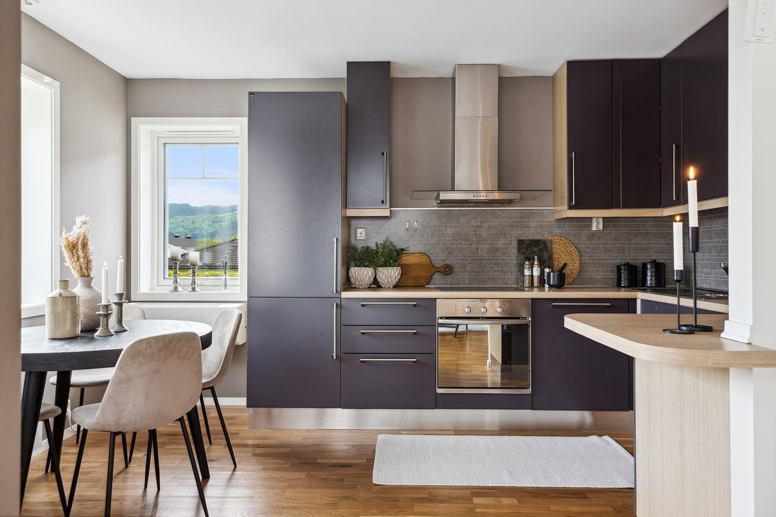 Kjøkkenet er utstyrt med integrerte hvitevarer som oppvaskmaskin, kjøleskap, stekeovn og koketopp. Galleribilde