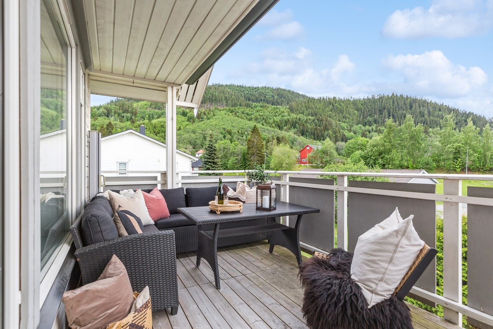 I overbygget på balkongen er det montert en bred markise. Galleribilde