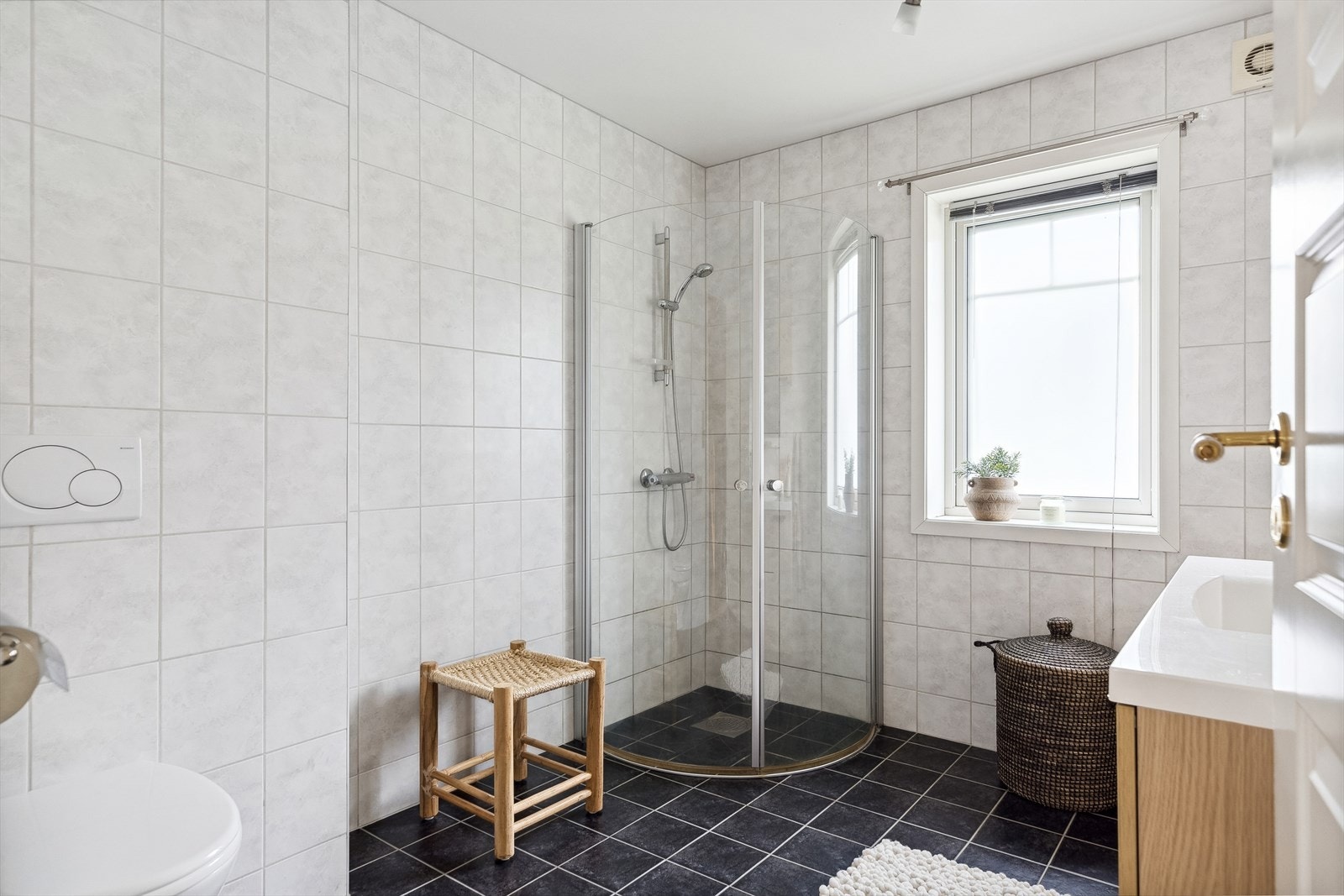 Badet i 2. etasje har toalett, mekanisk avtrekk og et dusjhjørne med innfellbare glassdører. Galleribilde