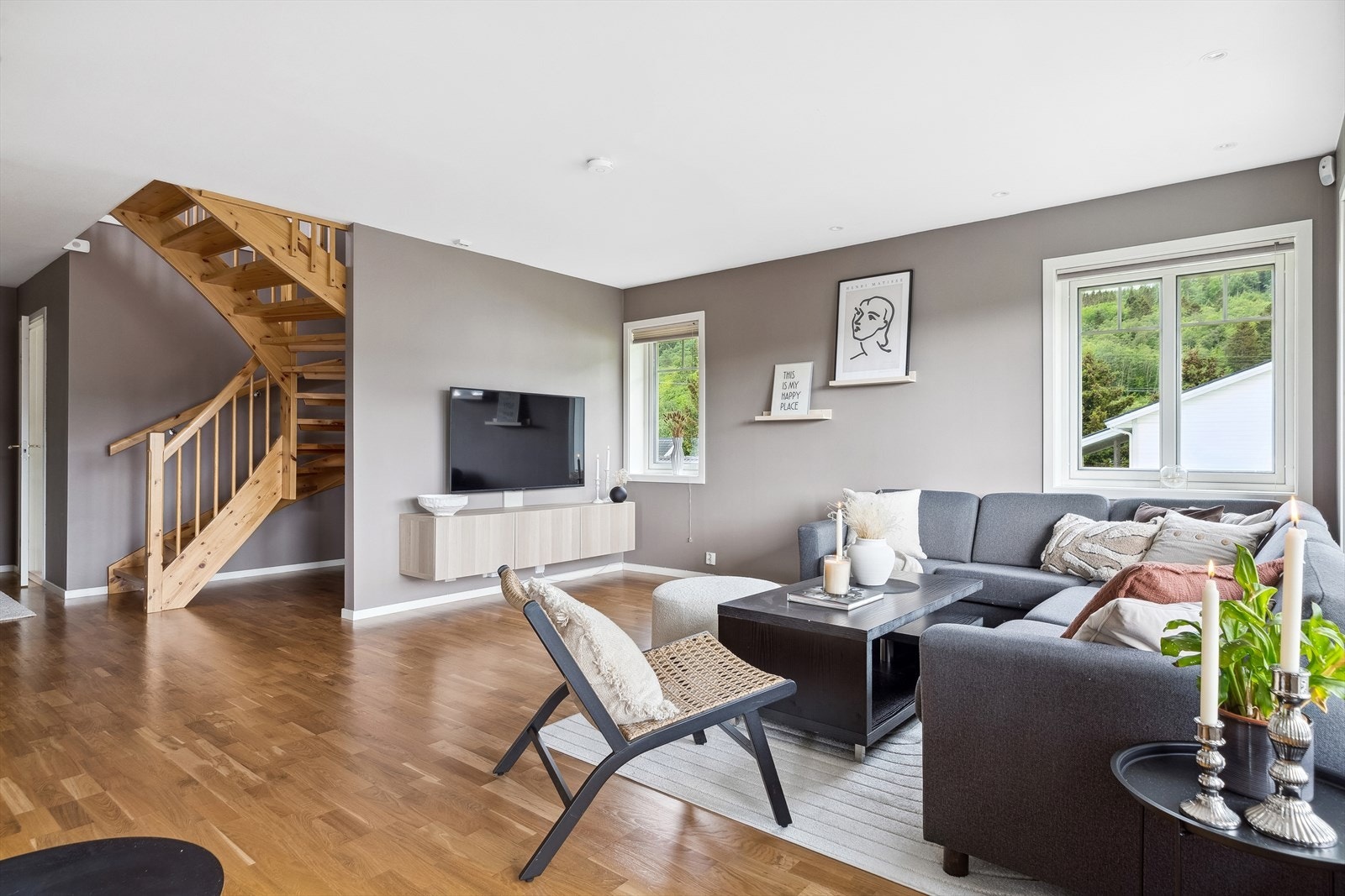 I stuen er det god plass til en stor sofagruppe, lenestoler og tv-/mediastasjon. Galleribilde