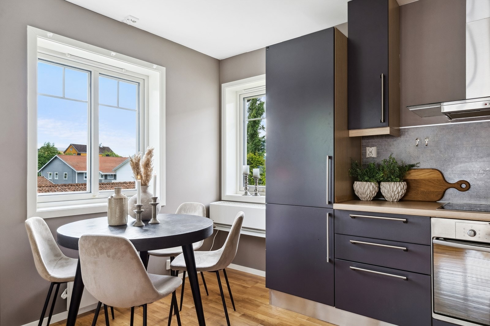 Kjøkkenet i hoveddelen er på ca. 11 kvm, og har fin plass til spisegruppe. Galleribilde