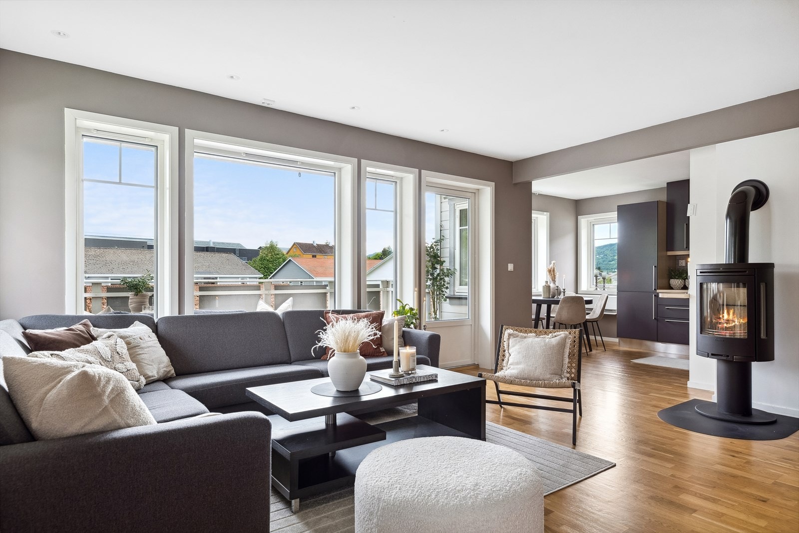 I hovedstuen er det en rentbrennende peisovn med stor flammebilde. Galleribilde