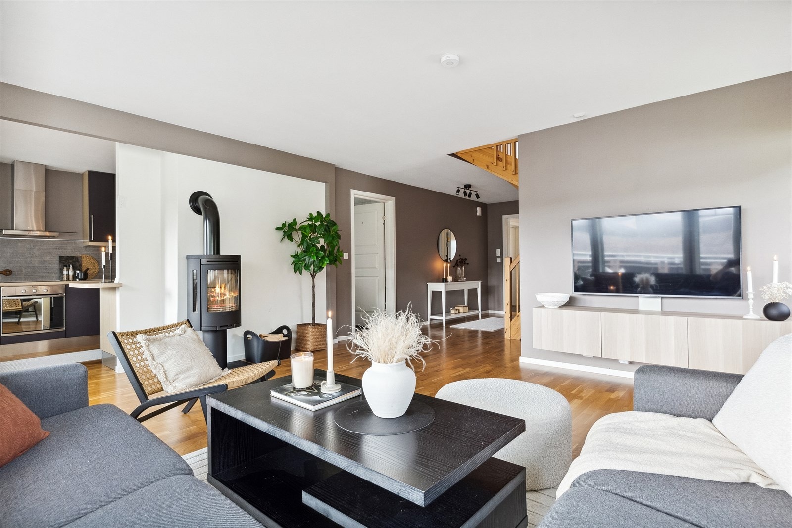 Den åpne planløsningen gir boligen en luftig atmosfære. Galleribilde