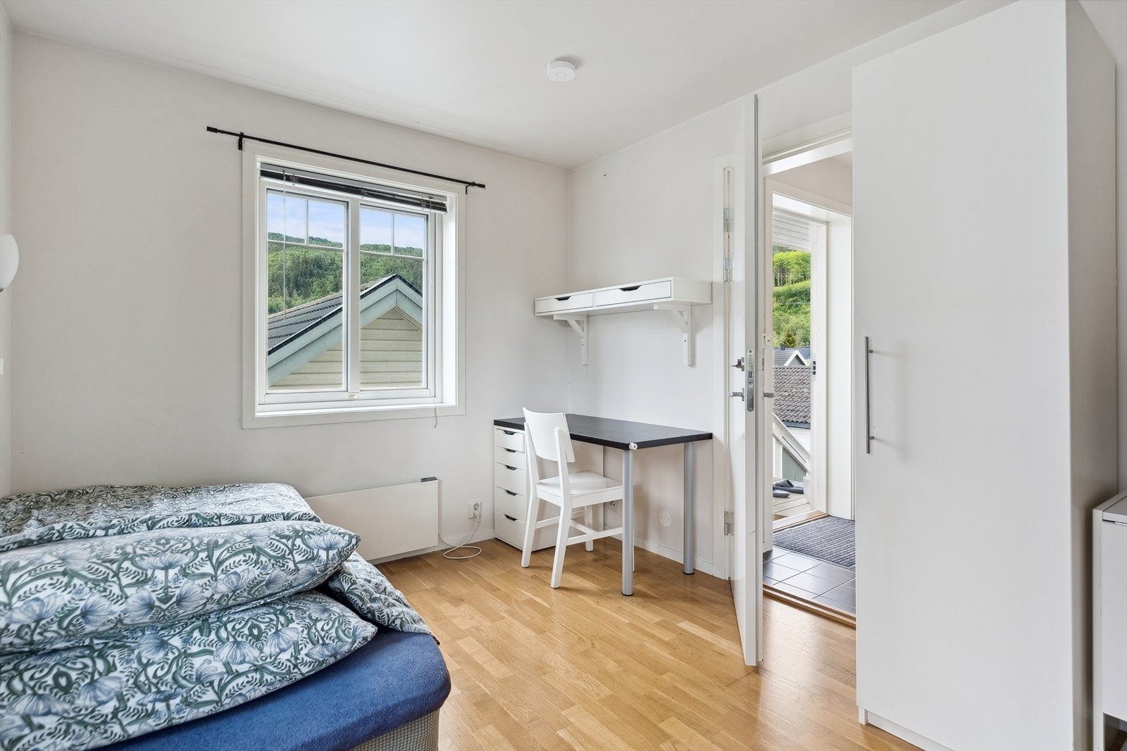 Hybelen har en åpen stue-/kjøkkenløsning på ca. 11,5 kvm. Galleribilde