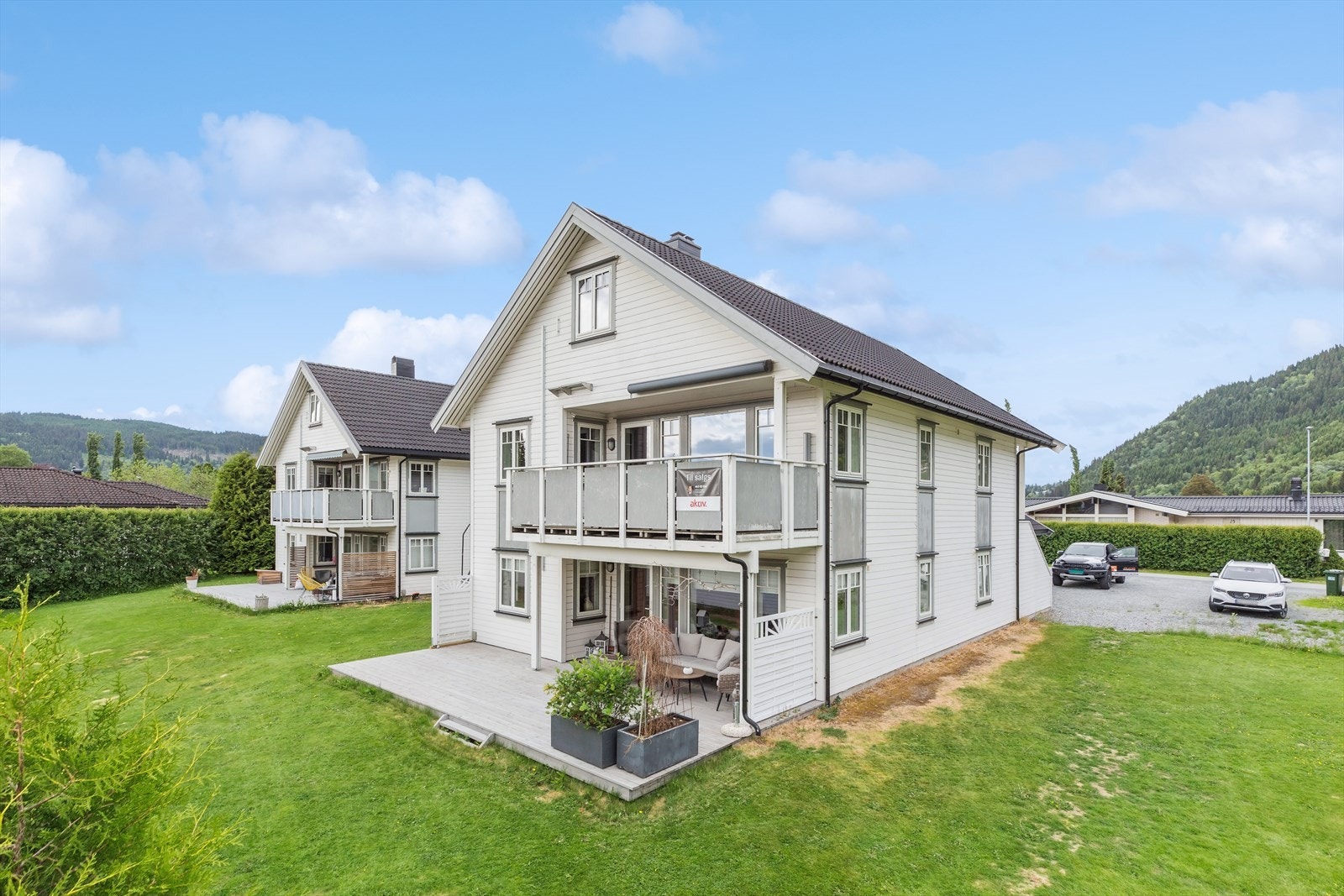 En lys, pen og velholdt halvpart fra 2009. Beliggenheten er meget barnevennlig og attraktiv. Galleribilde