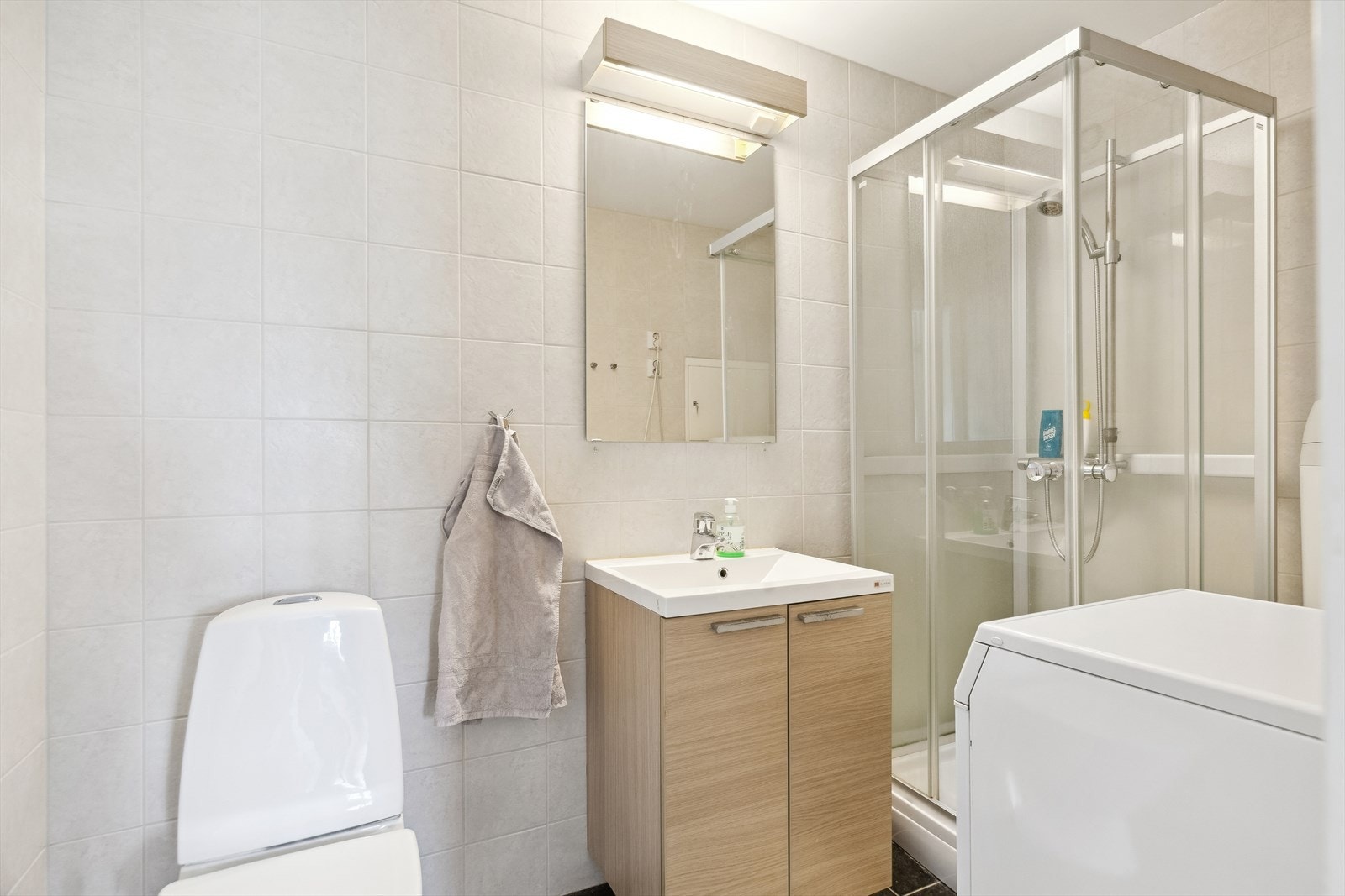 Badet i hybelen er helfliset, og måler ca. 4,5 kvm. Galleribilde