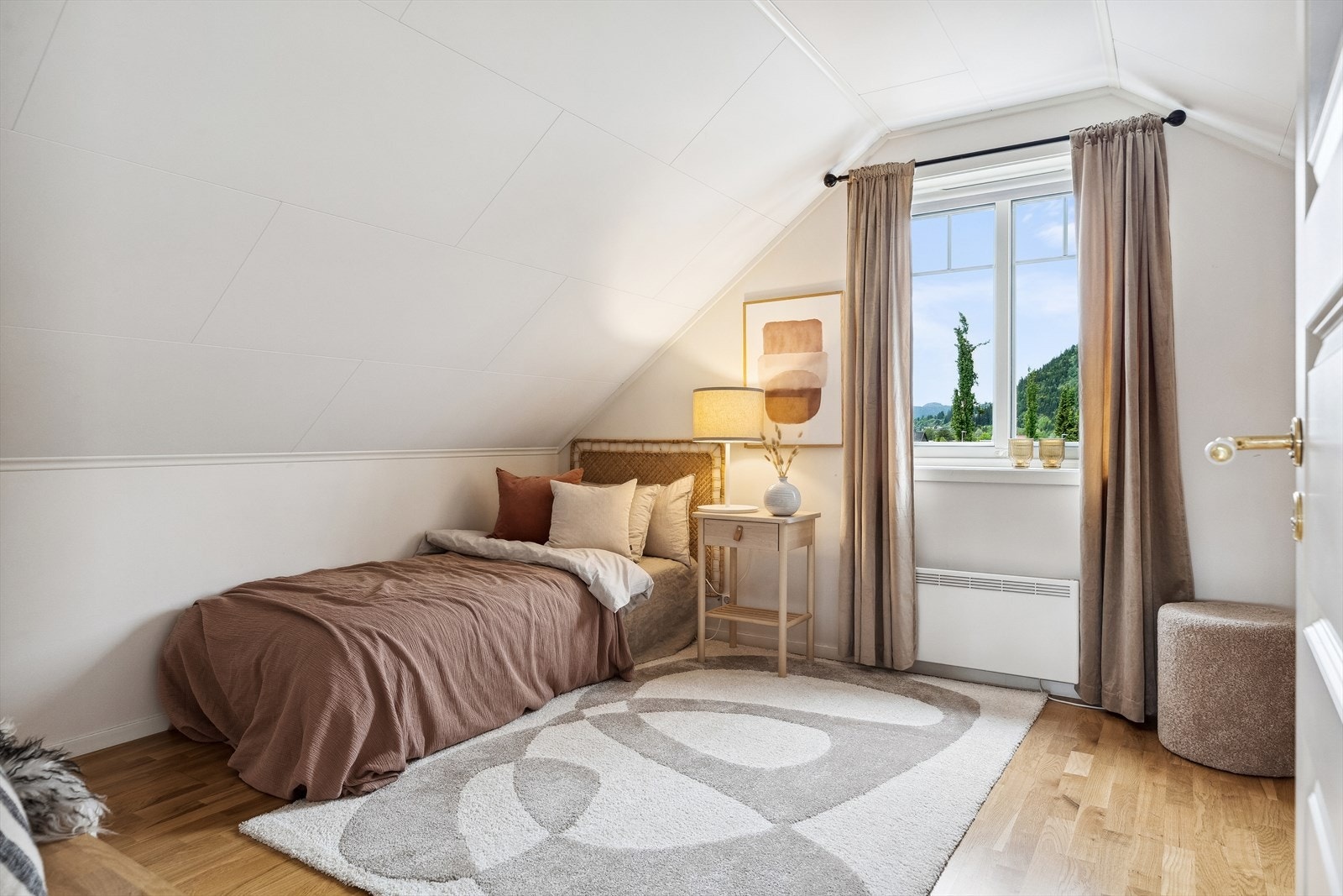 Alle soverommene har store vinduer som sørger for gode luftemuligheter. Galleribilde