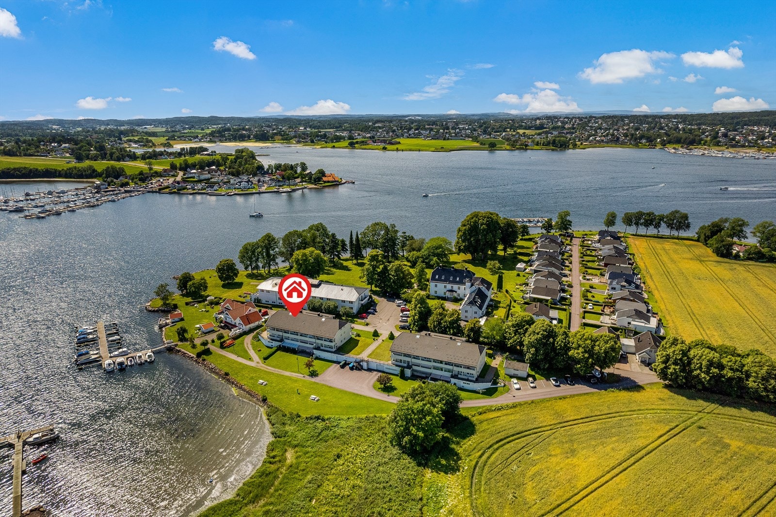 Felles uteområde er pent opparbeidet med gressplen og sittebenker nede ved vannet. Galleribilde
