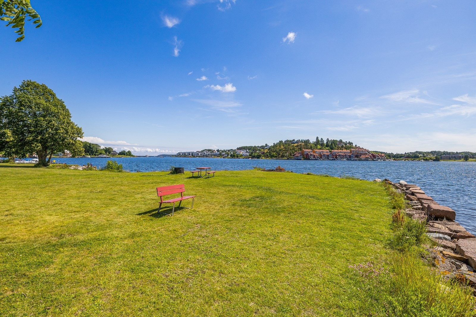 Nærmeste bussholdeplass er Nesalleen som ligger 270 meter unna. Med bil tar det ca. 10 min til Tolvsrød som har Meny. Galleribilde