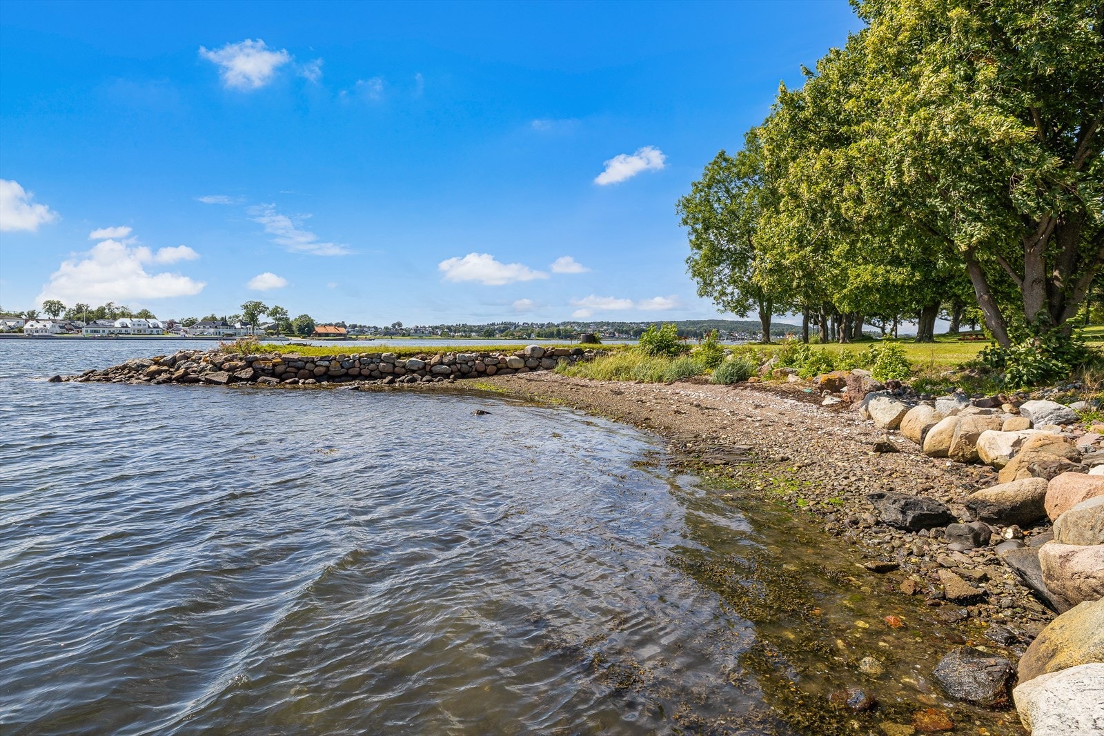 Sommerstid frister en rekke badeplasser med idyll, som de populære på Klopp og Nes. Du finner også bortgjemte perler. Galleribilde