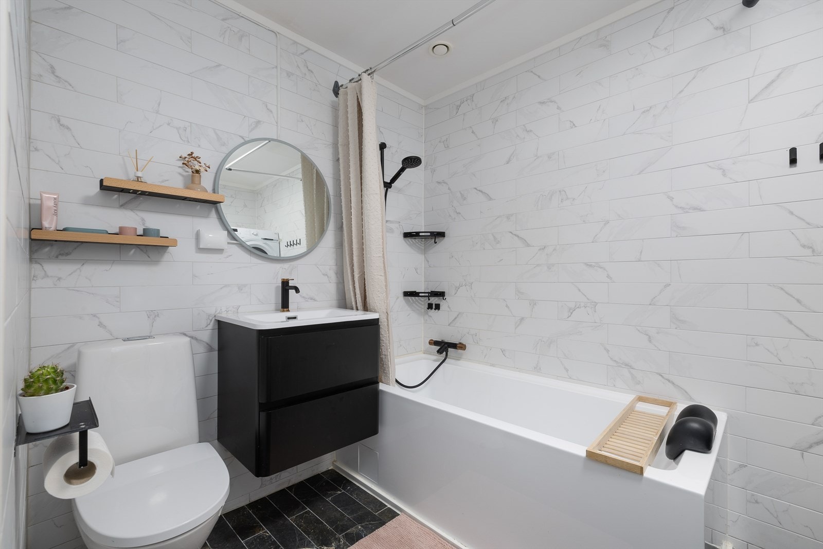 Bad/vaskerom med badekar og dusj Galleribilde