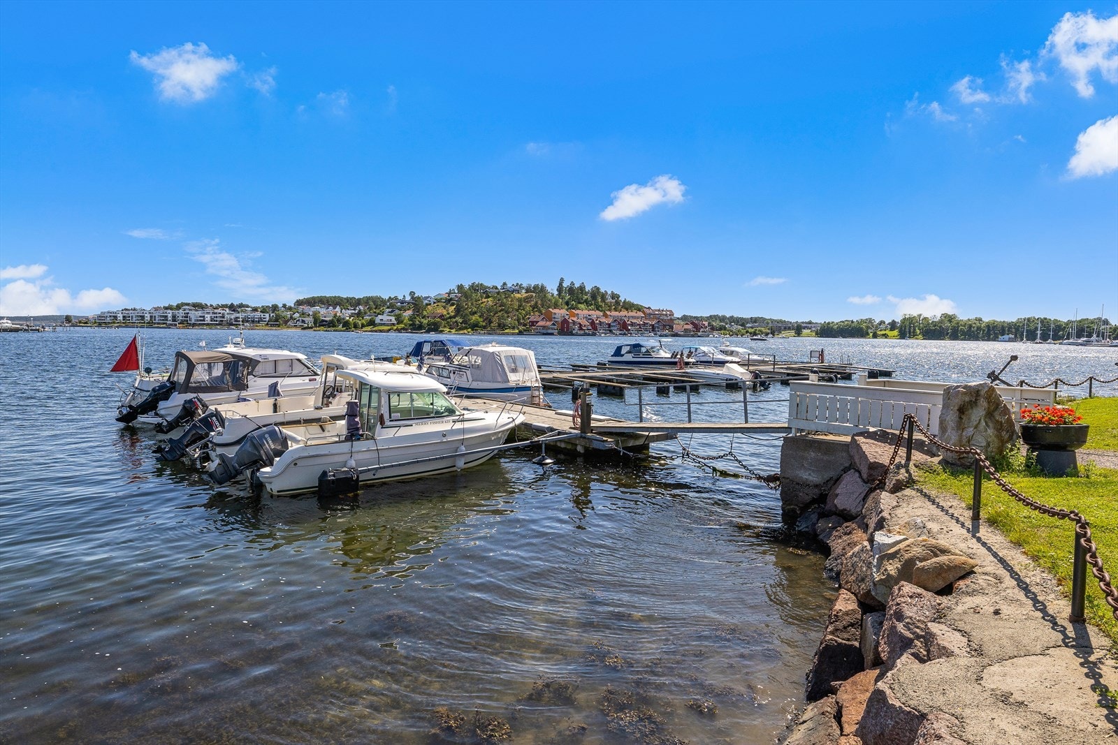 Med egen båtplass ligger alt til rette for å nyte sommeren med båtliv, bading og fiske. Galleribilde