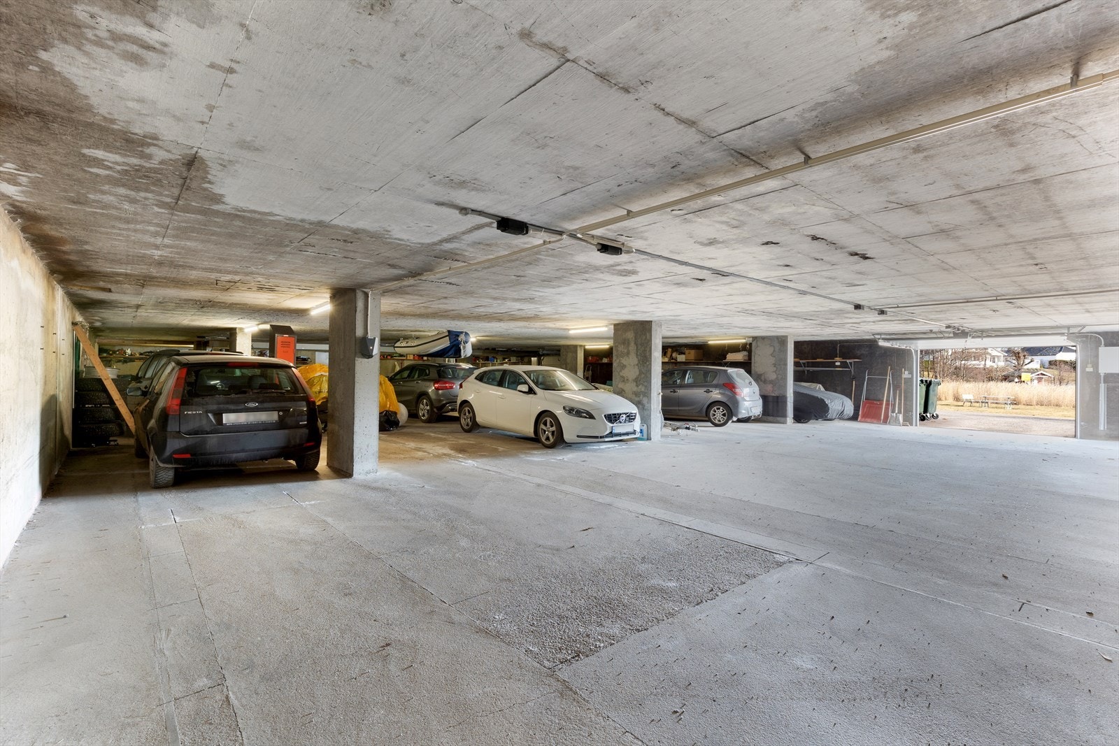 Leiligheten har en disponibel garasjeplass i felles garasjeanlegg .jpg Galleribilde
