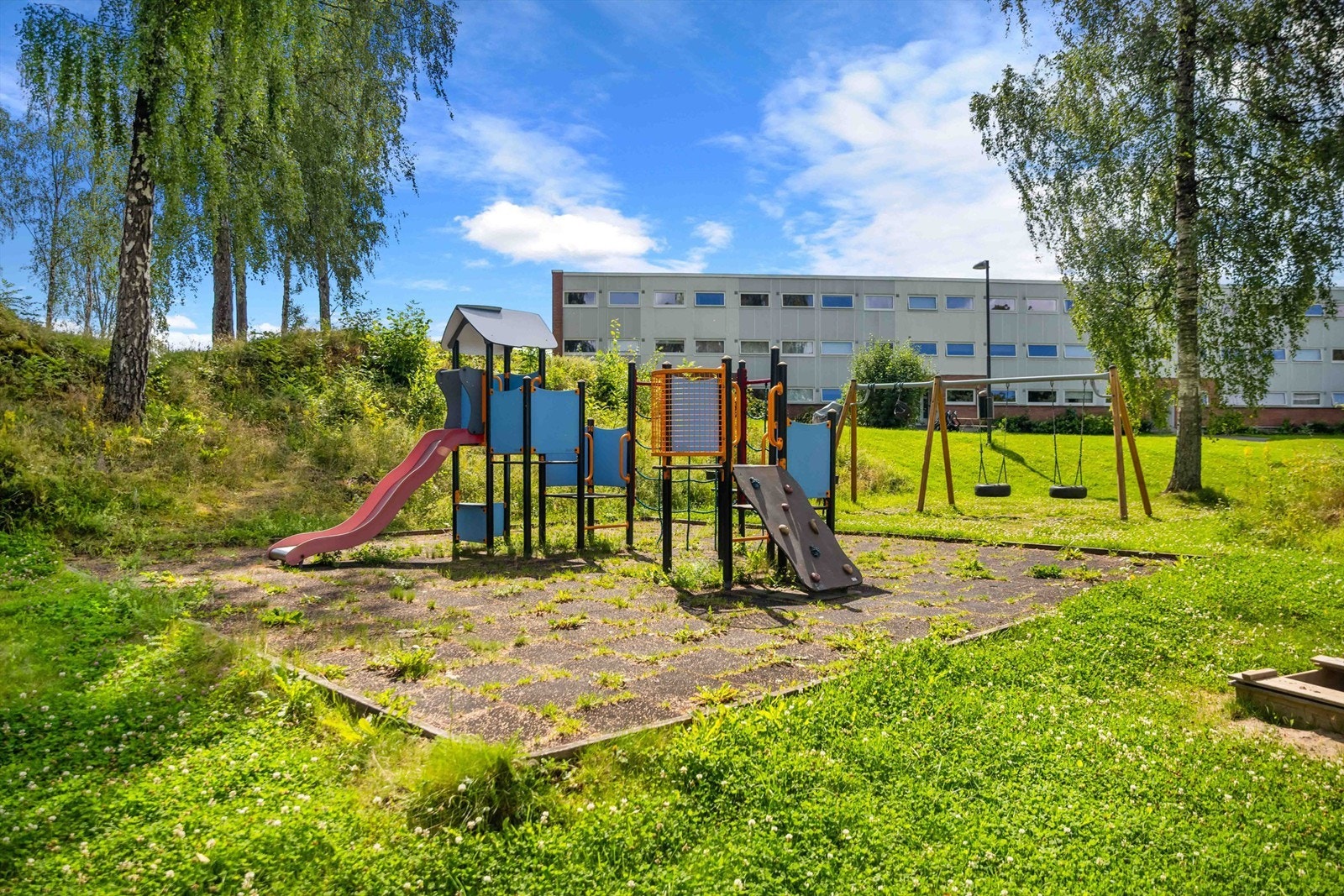 Pent opparbeidede og hyggelige fellesområdet i borettslaget. Eiendommen ligger høyt og fritt til i rolige omgivelser med svært gode solforhold Galleribilde