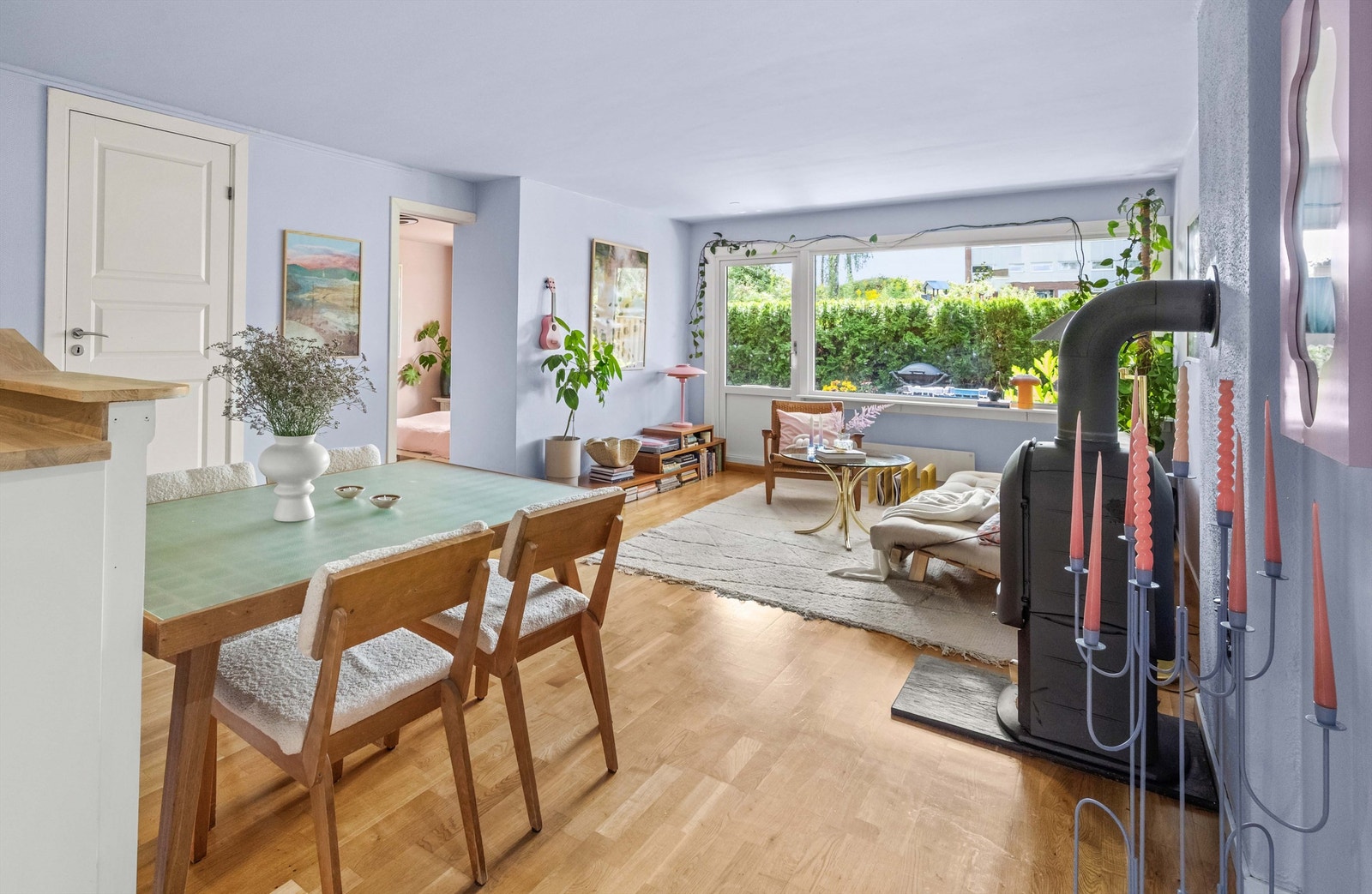 Stuen har god plass til både langbord, sofagrupper og vitrine-/oppbevaringsskap Galleribilde