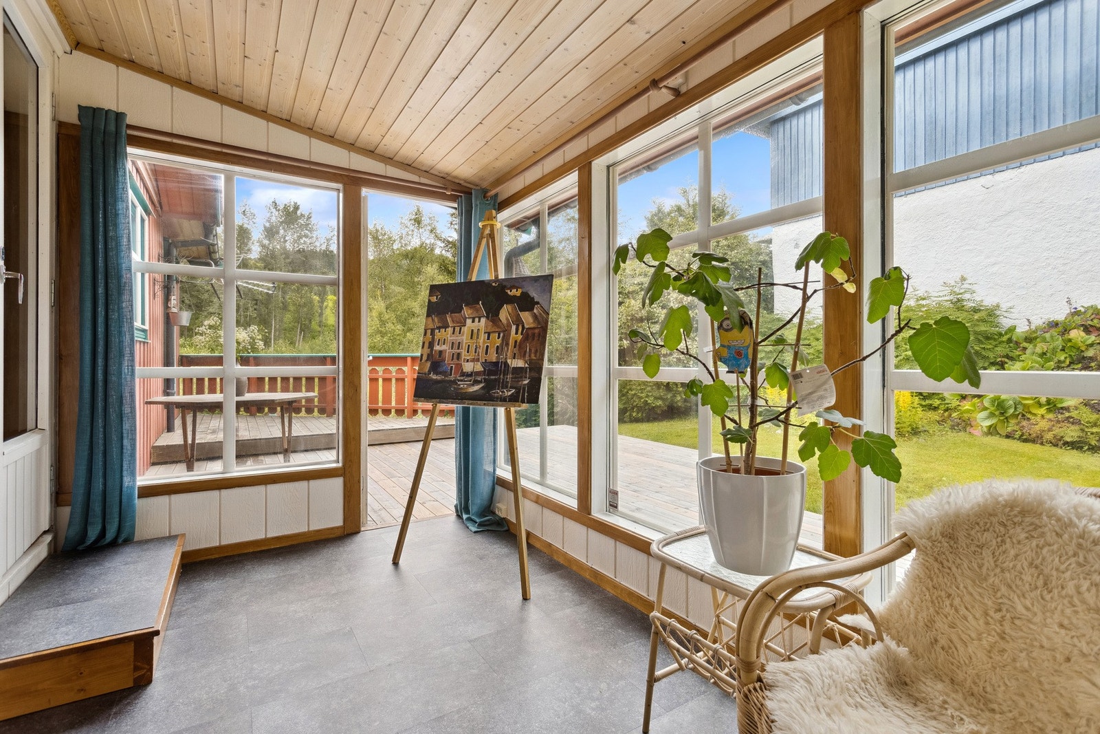 Utgang til hage og terrasse fra stuen. Galleribilde