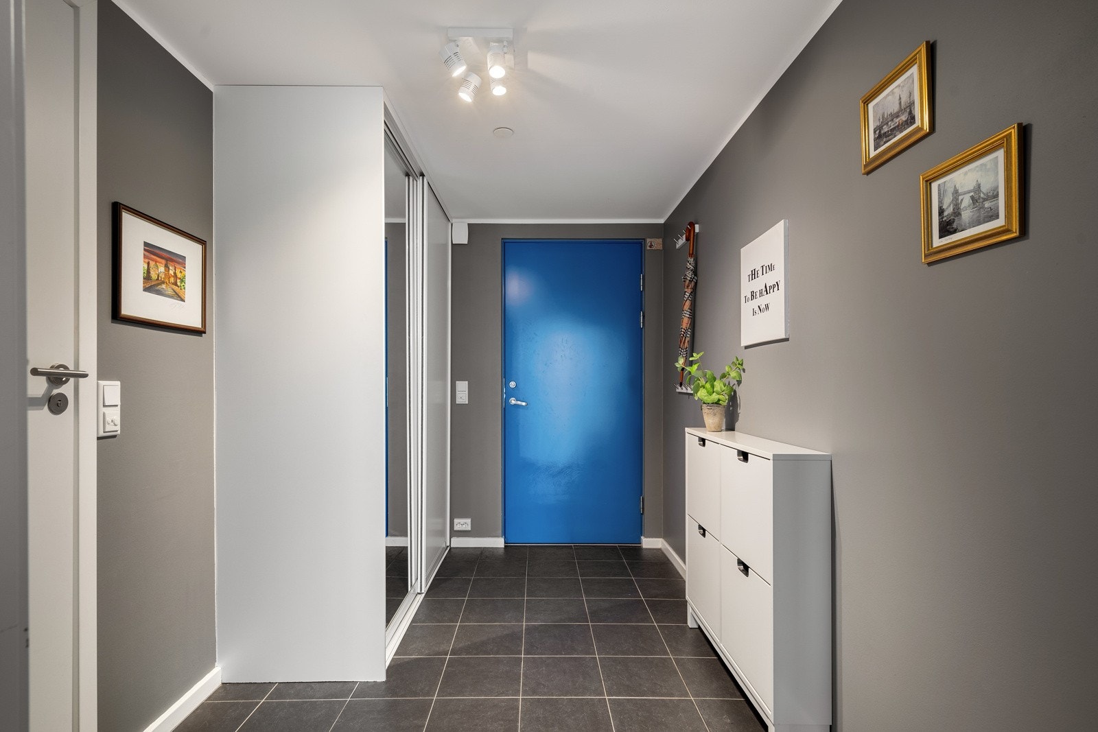 Velkommen inn! I entréen er det oppsatt en praktisk skyvedørsgarderobe. Ellers er det flislagt gulv med varmekabler. Galleribilde