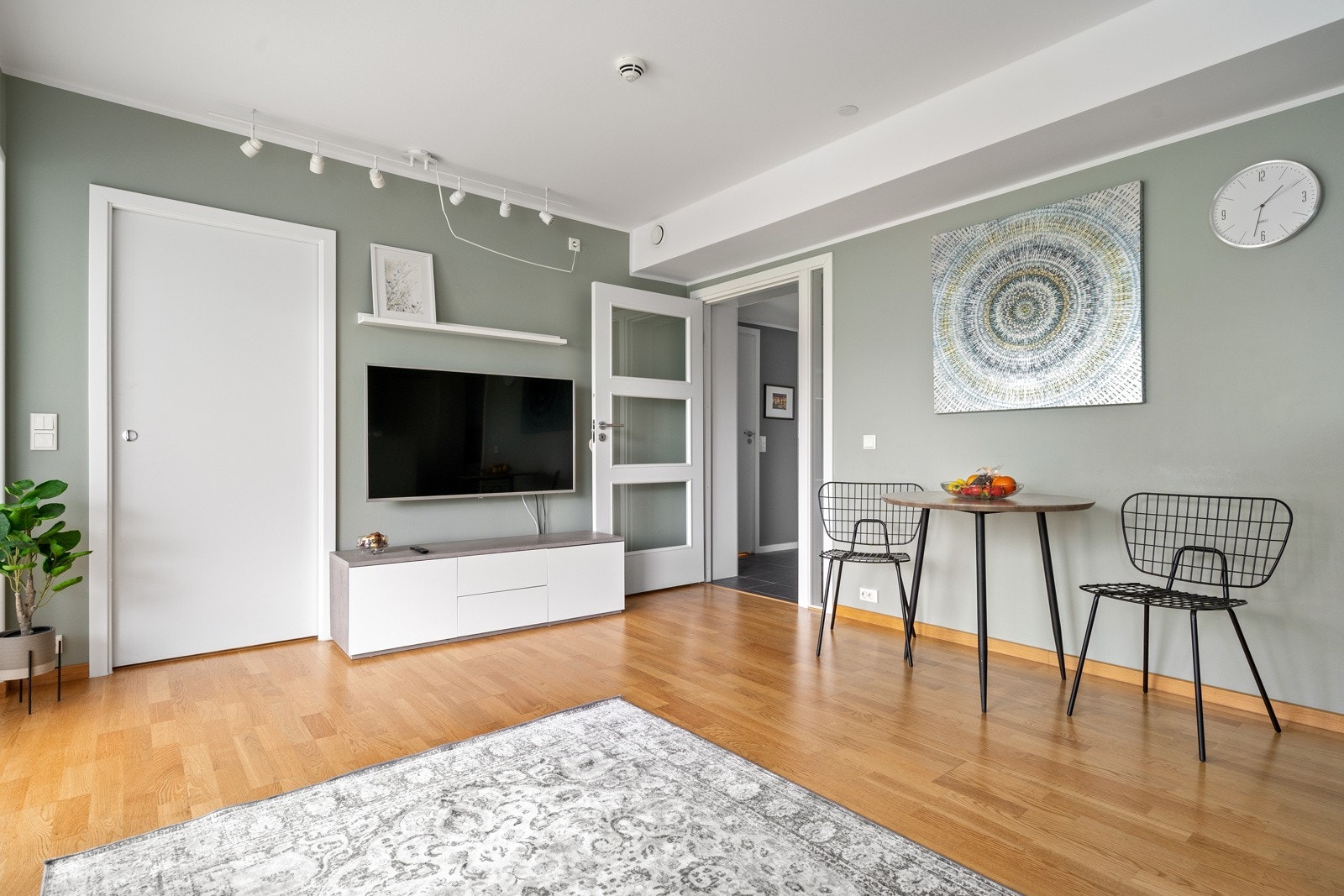 Plass til spisebord i stuen, en sosial og åpen løsning. Galleribilde