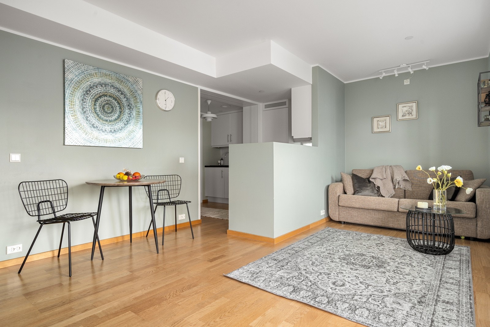 Boligen byr på moderne lyse farger som passer for enhver smak. Galleribilde