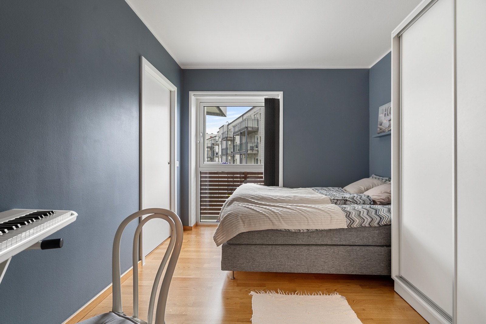 Sto og praktisk skyvedørsgarderobe på soverommet. Galleribilde