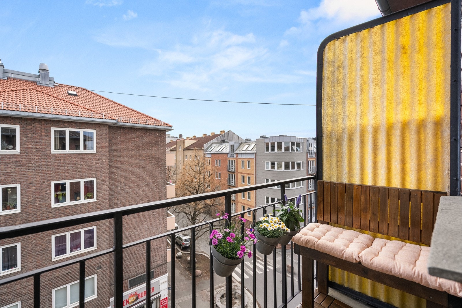 Balkongen har plass til en liten sittegruppe. Galleribilde