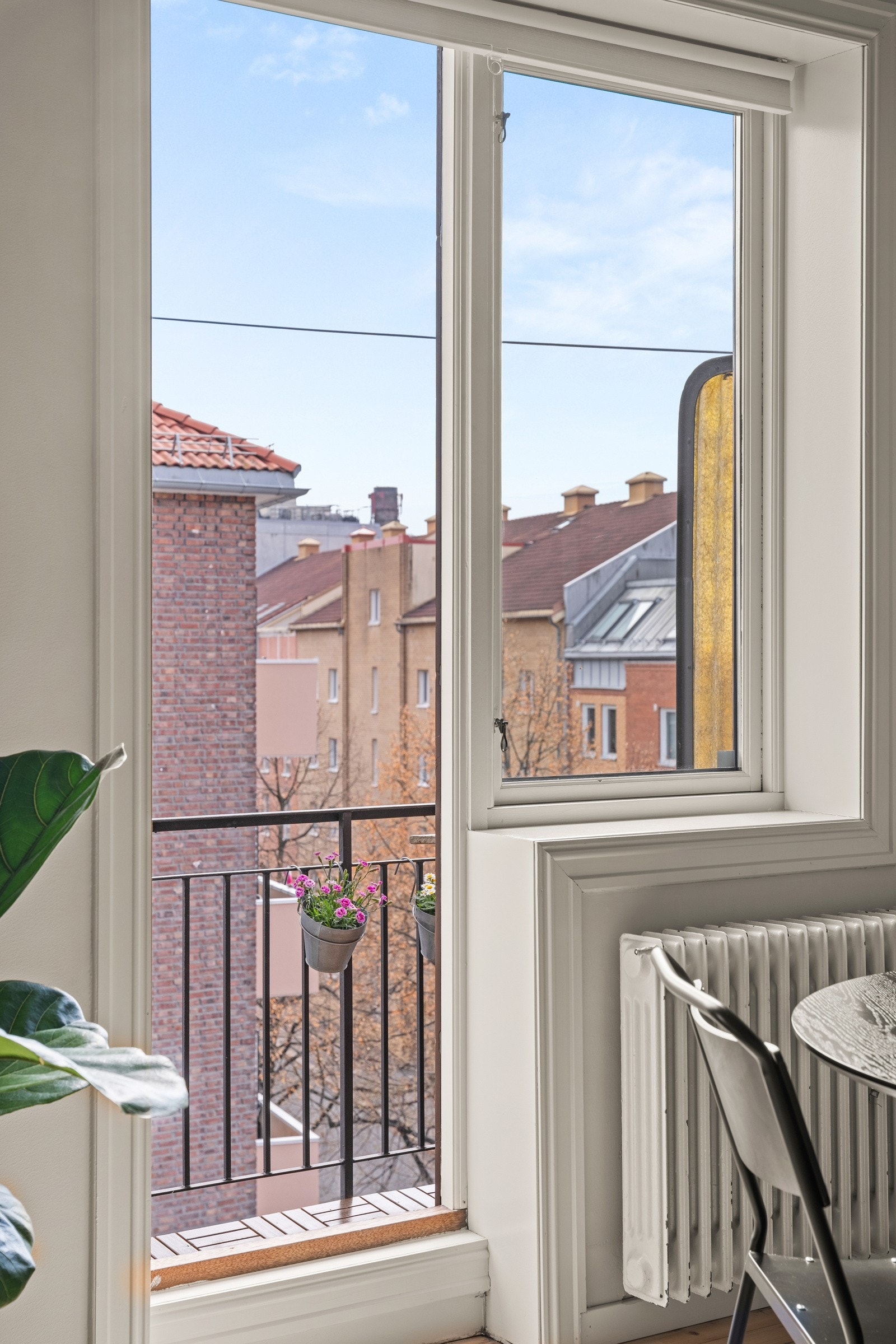Utgang til boligens balkong fra stue. Galleribilde