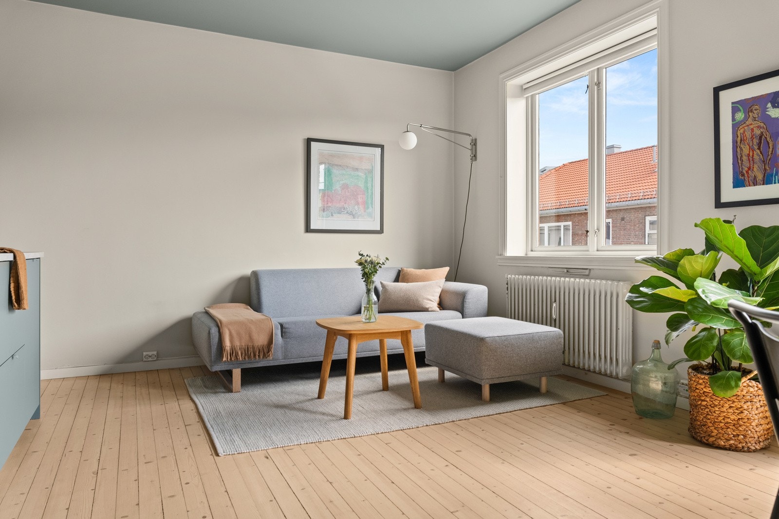 God plass til sofa med tilhørende stuebord. Galleribilde