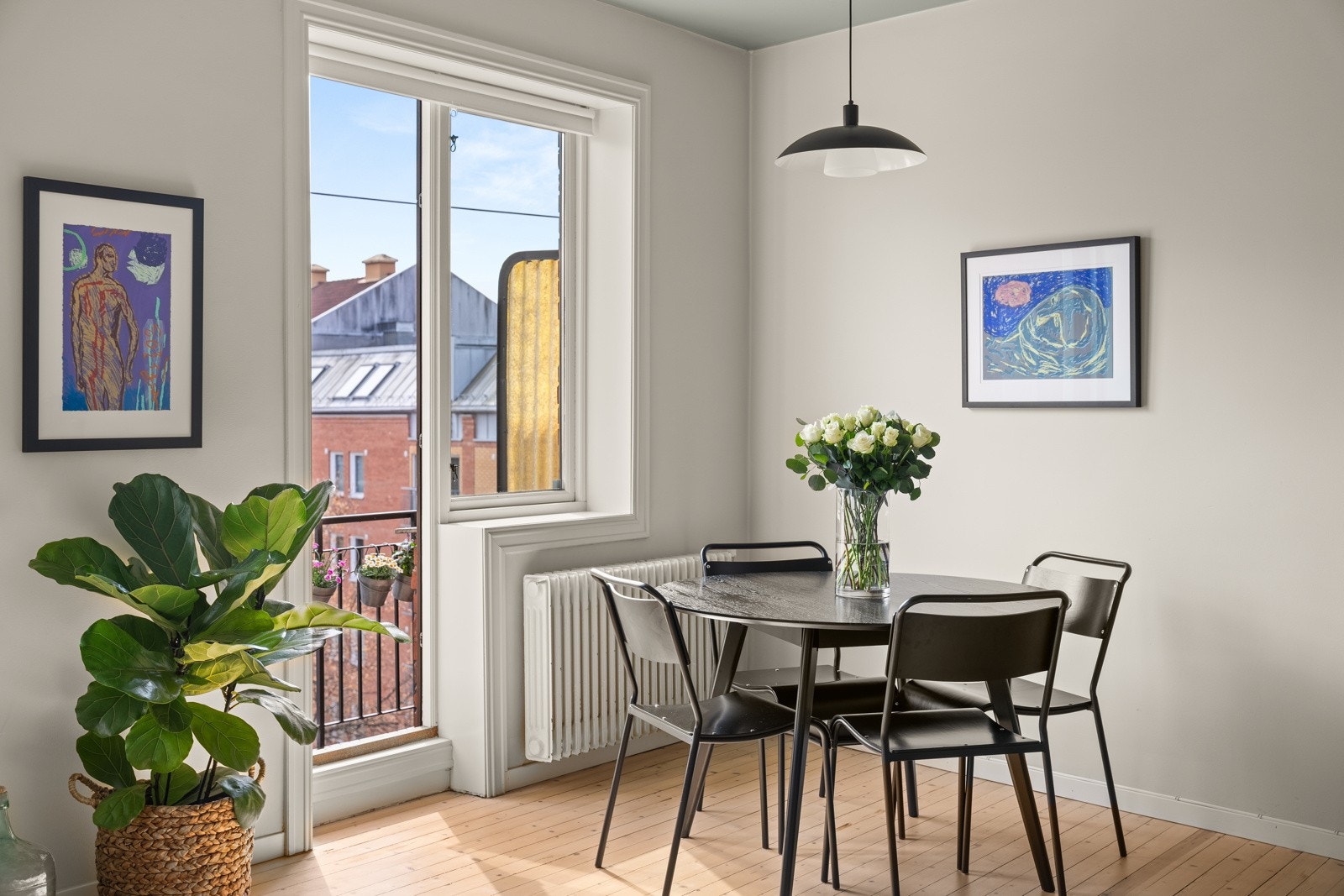 Flere vinduer og balkongdør slipper inn rikelig med naturlig lys. Masse sollys inn i leiligheten på dagtid. Galleribilde