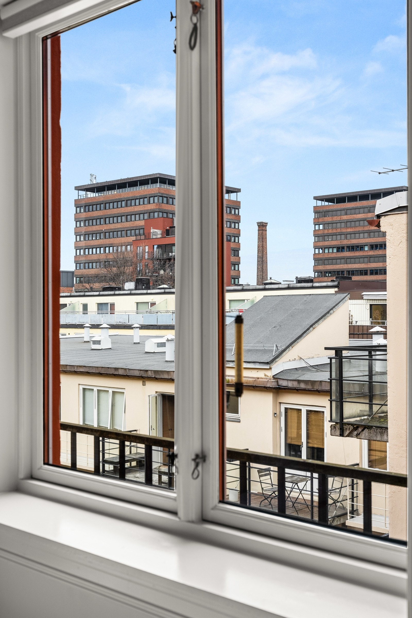 Store vindusoverflater sikrer godt med naturlig lys og luft. Galleribilde