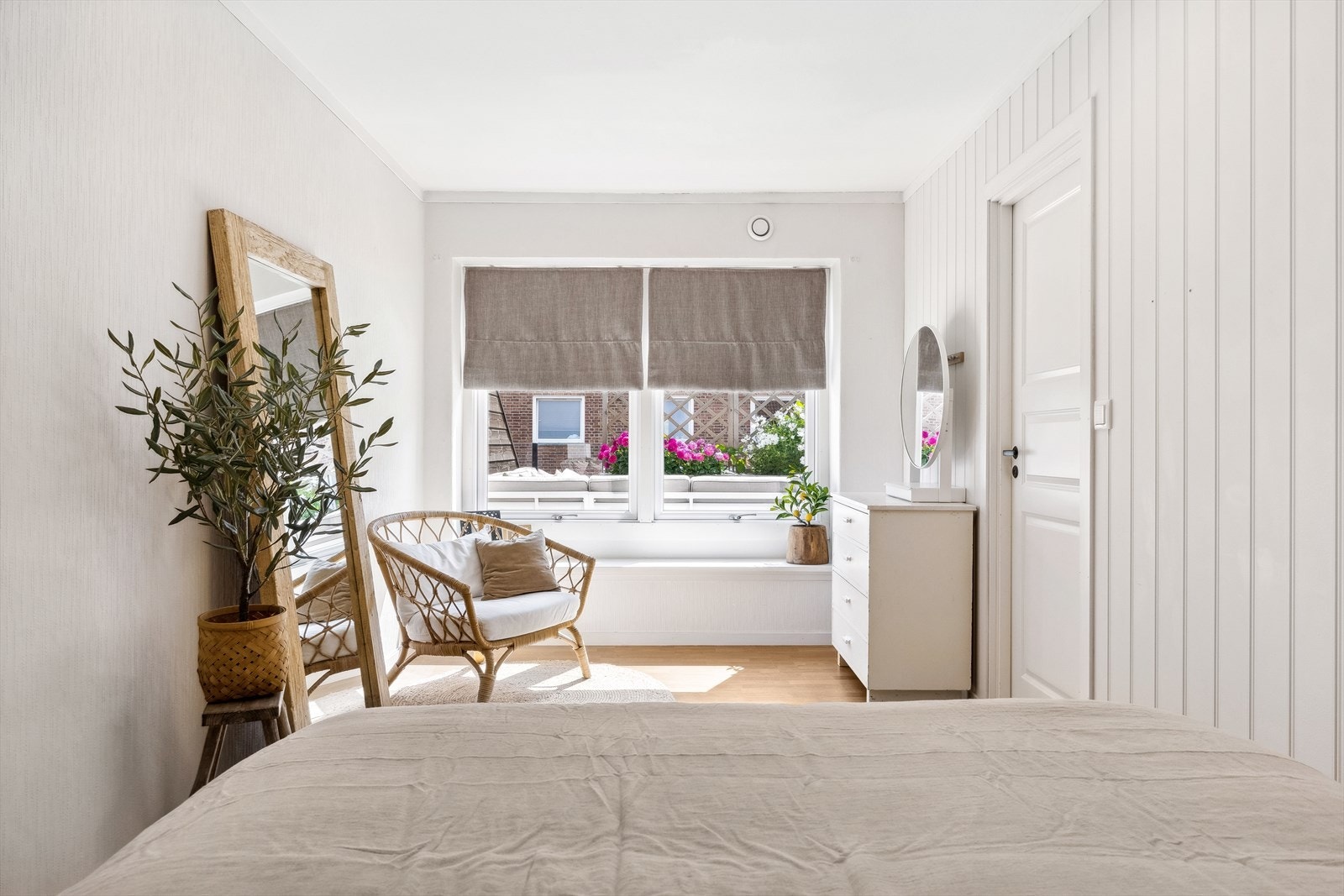 En får fint plass til diverse soveromsmøblement og oppbevaringsløsninger Galleribilde