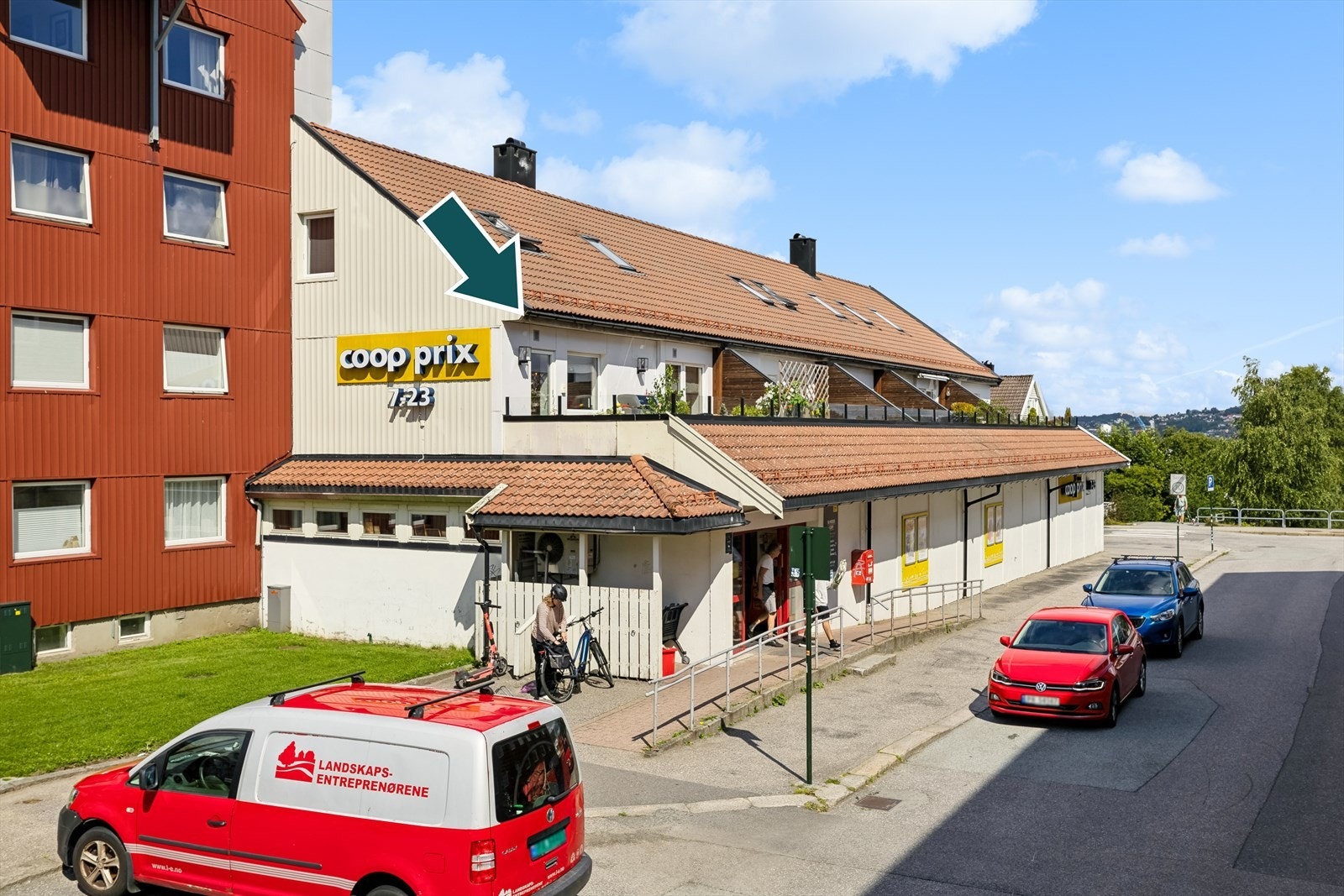 Leiligheten har en fin beliggenhet i 2. etasje med utgang til en solrik terrasse - Her får du en tilbaketrukket, men samtidig svært sentral beliggenhet med gangavstand til "alt" du behøver i hverdagen Galleribilde