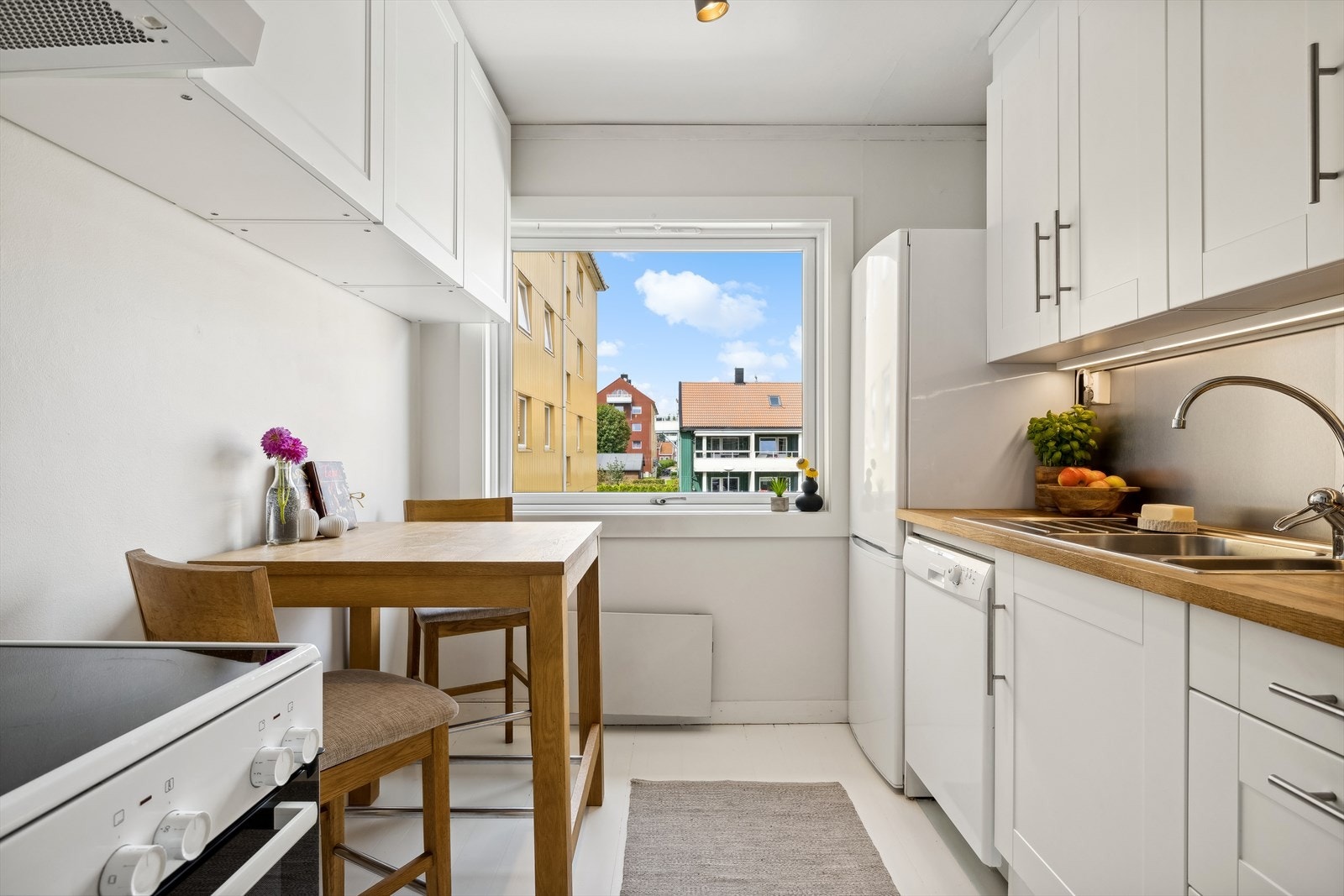 Hvitevarene medfølger og består av komfyr, oppvaskmaskin og kombiskap kjøl/frys Galleribilde