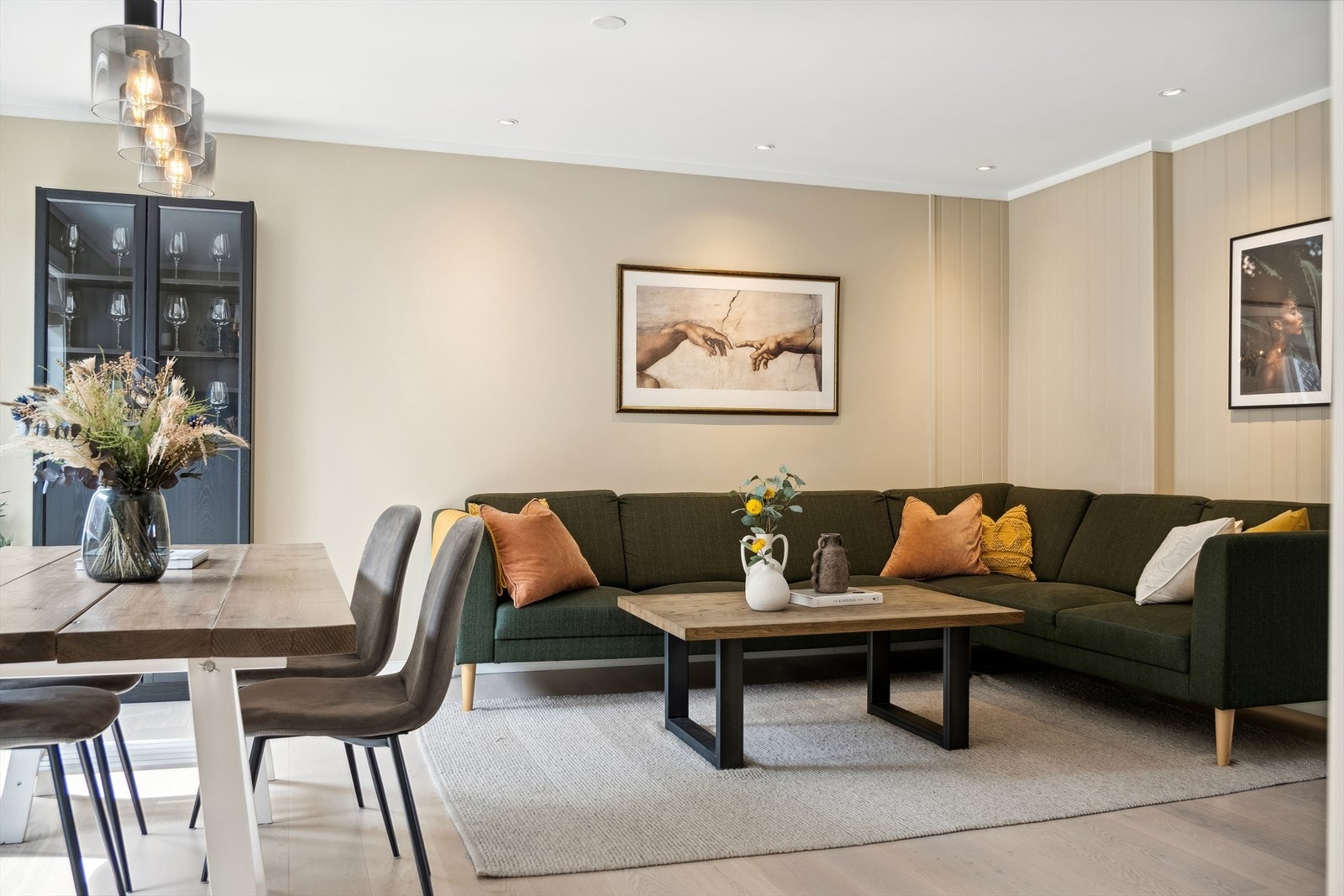 Stuen er romslig og har en møbleringsvennlig utforming som gir plass til både sofa- og spisegruppe Galleribilde