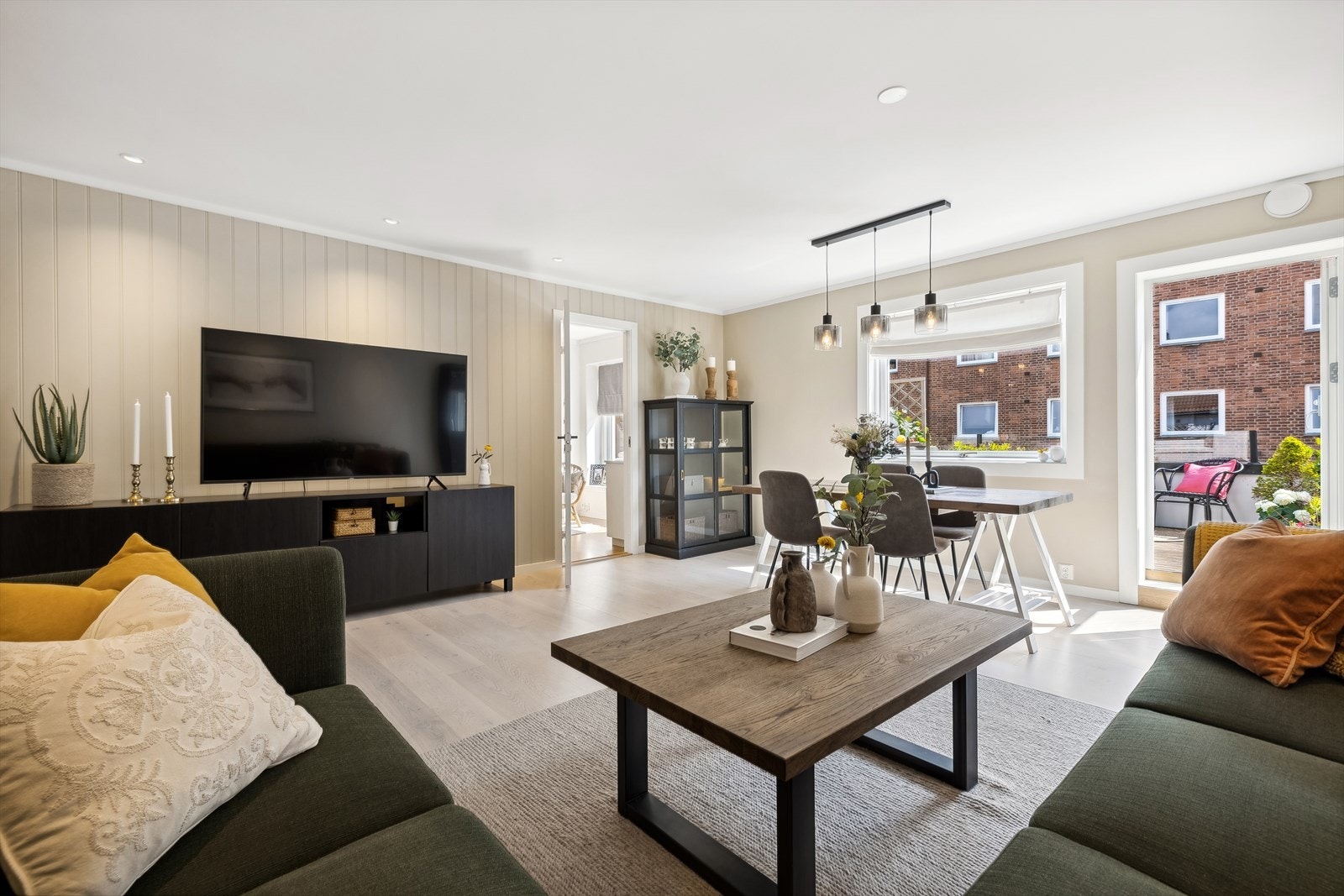Rommet er svært innbydende med vegger malt i en tidsriktig farge, nedforet himling med downlights og vindusflater som slipper inn godt med lys. Galleribilde