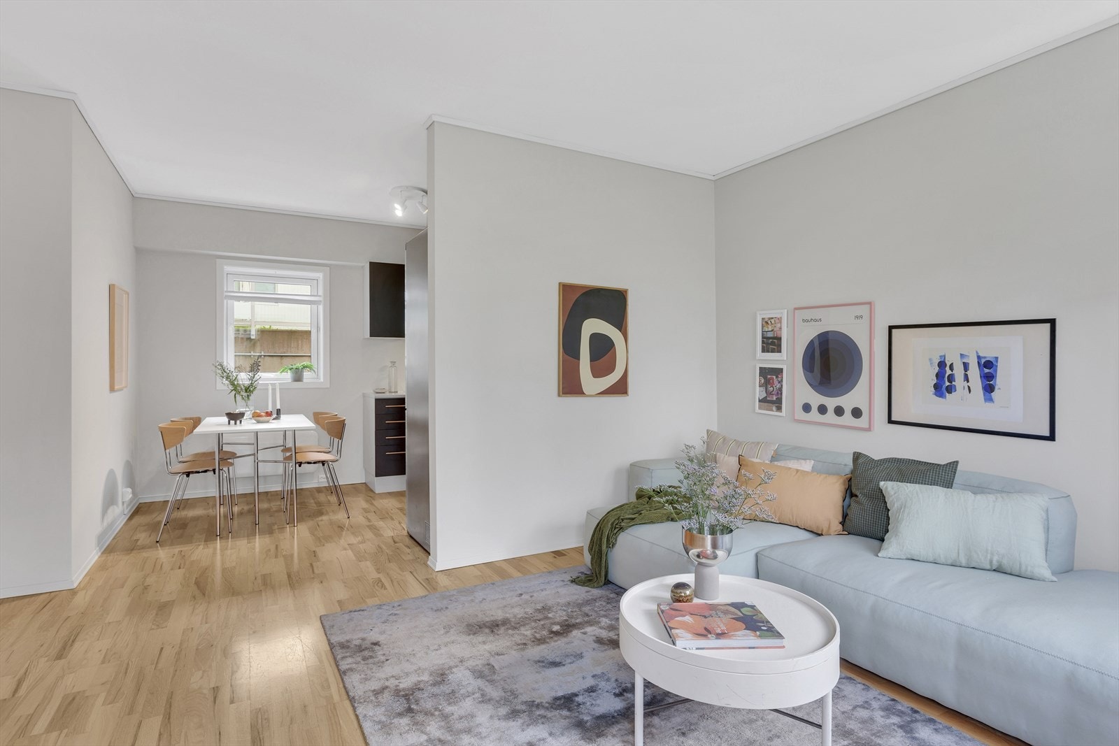 En Romslig, sentral og meget flott 2-roms i et populært område. Sørvendt balkong. IN-ordning og 2 takterasser. Galleribilde