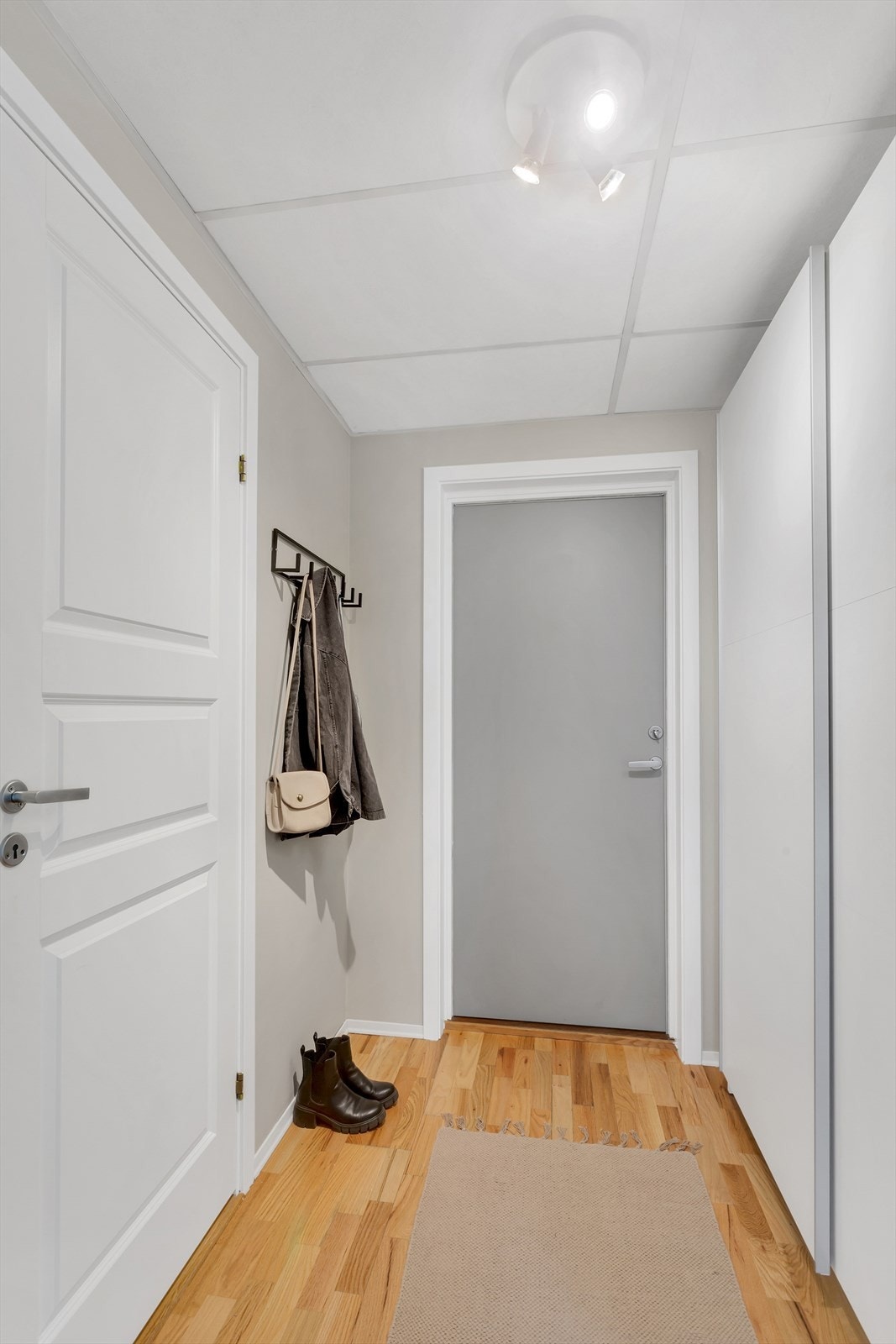 Hyggelig entré med skyvedørsgarderobe. Galleribilde