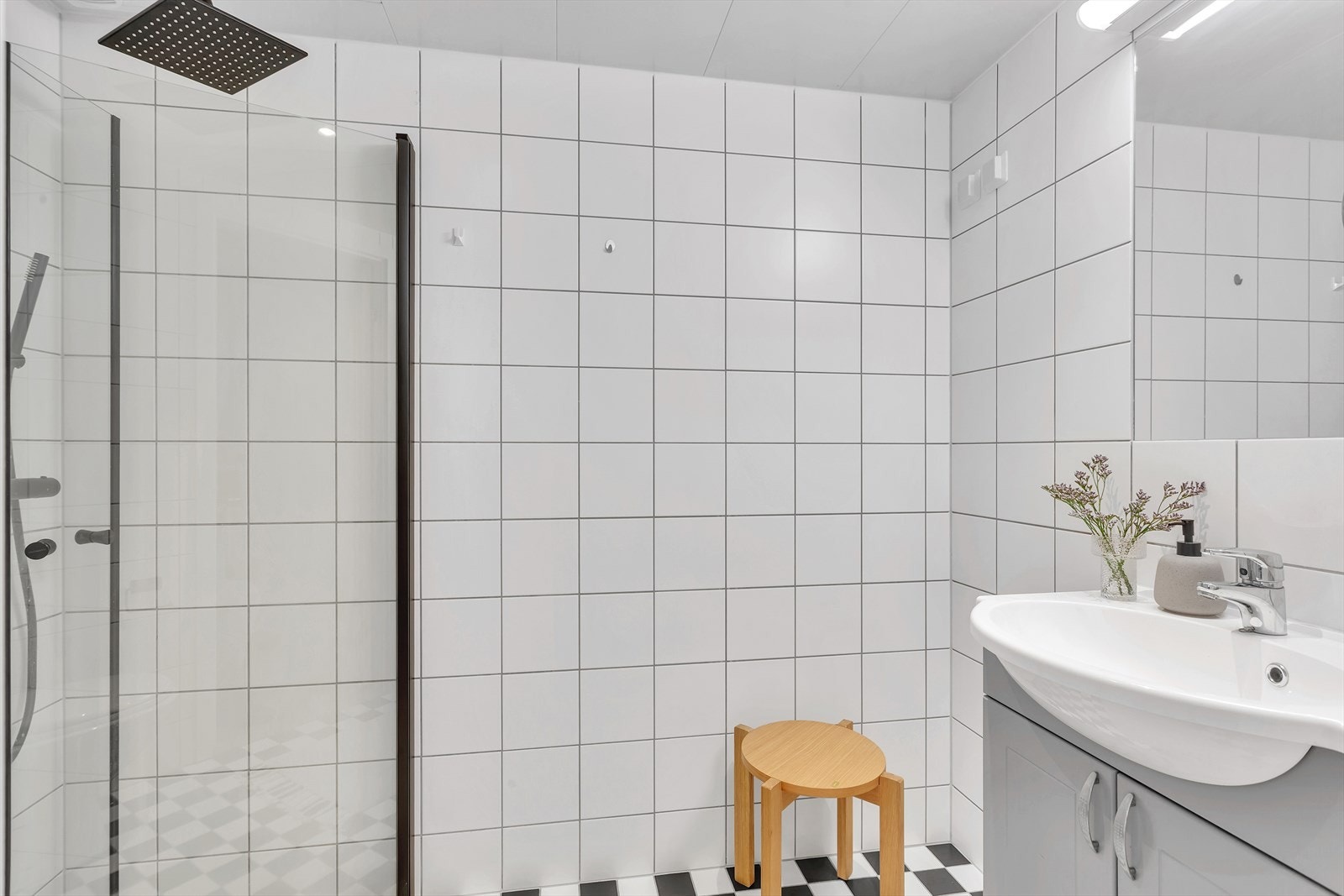 Komplett flislagt bad. Galleribilde