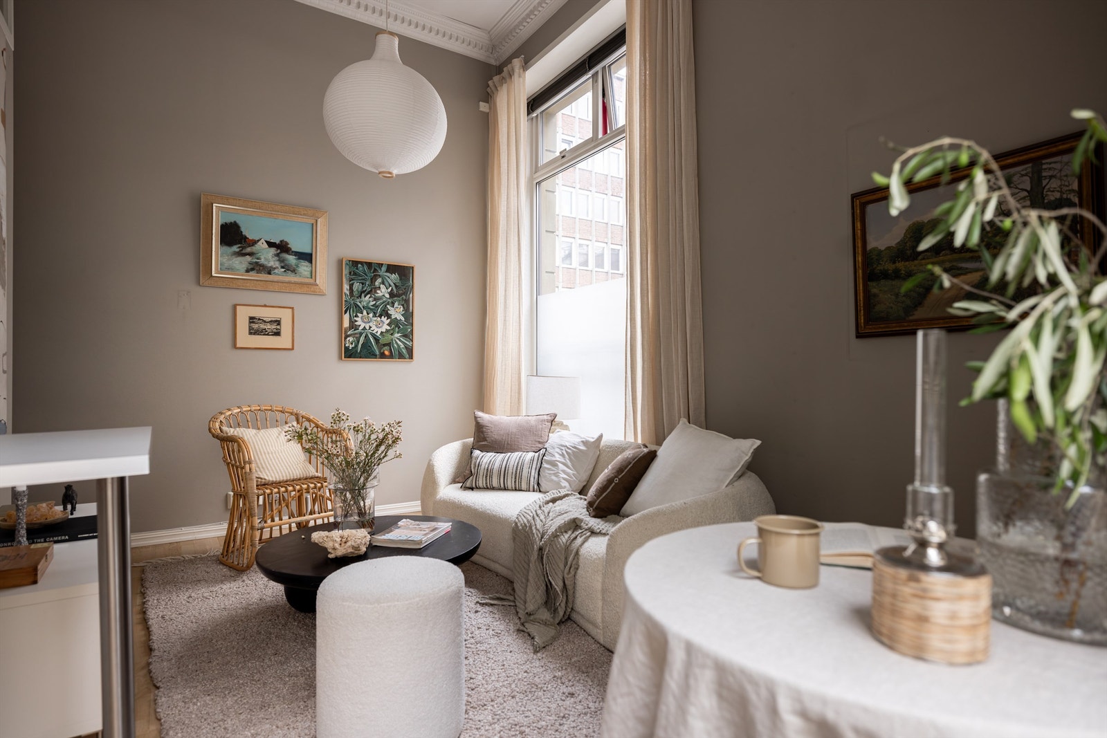 Sjarmerende hjørneleilighet med god takhøyde og store vindusflater som slipper inn rikelig med naturlig lys fra flere kanter. Galleribilde