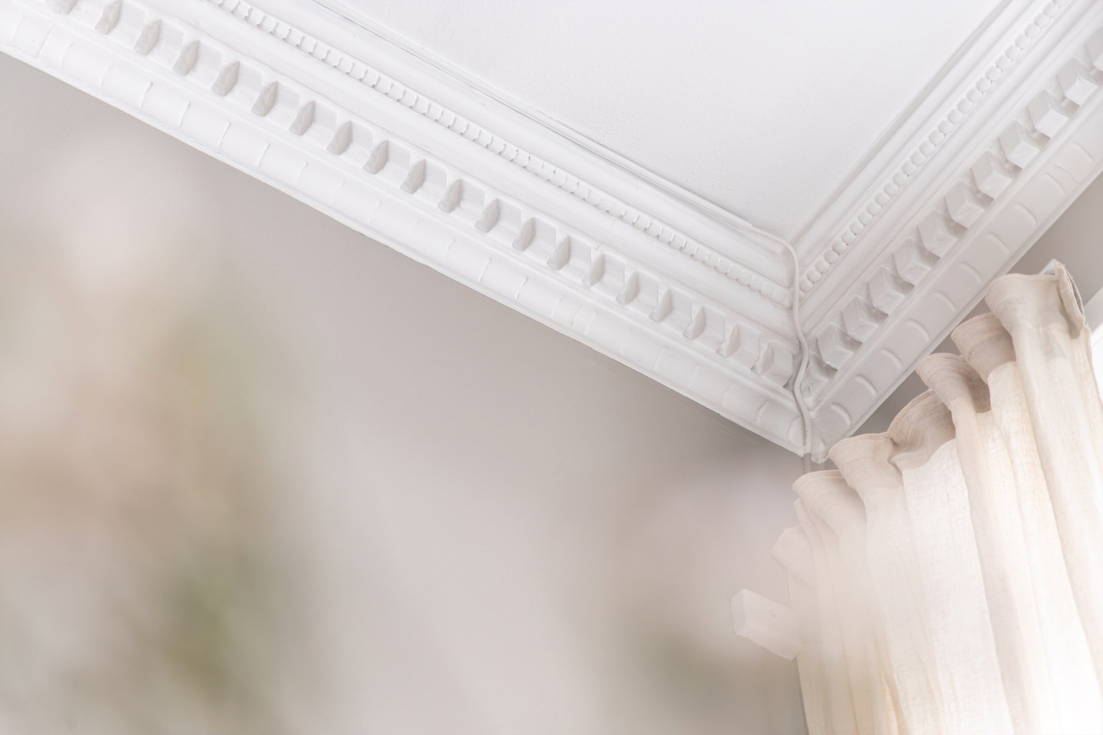 Vakker stukkatur som er med på å gi leiligheten en klassisk utsmykning. Galleribilde