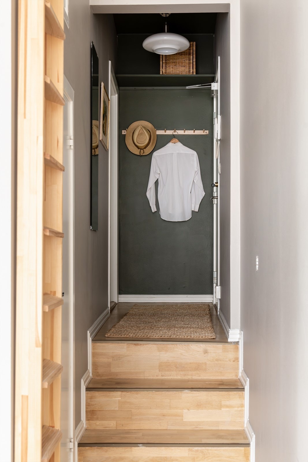 Innbydende entré med oppheng, lagringsplass og dørcalling. Galleribilde