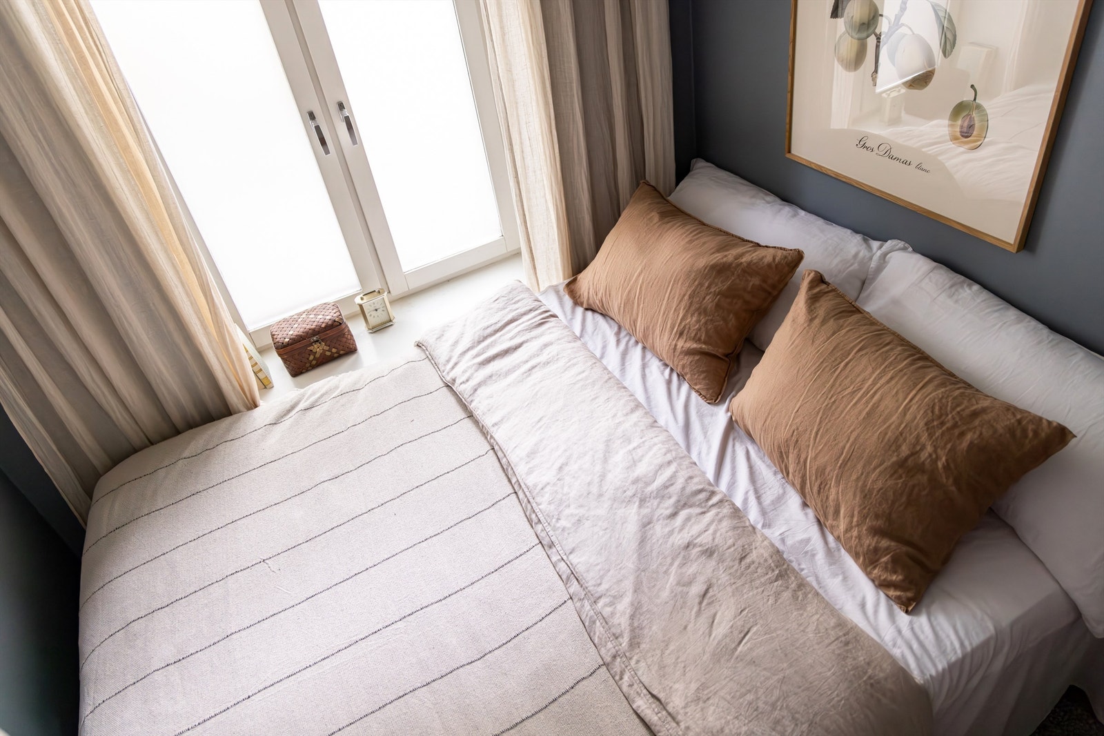 Soverommet vender ut mot byggets rolige bakgård. Dype vinduskarmer som forsterker boligens klassiske design. Galleribilde